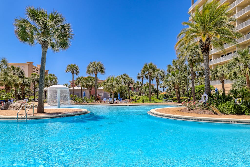 Gulf front penthouse w/shared pools, snack shack, community grill & more
