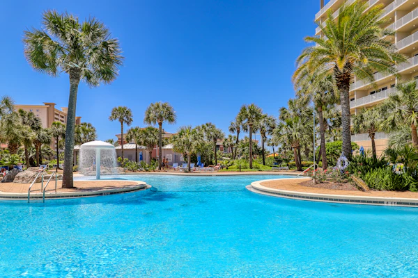 Gulf front penthouse w/shared pools, snack shack, community grill & more