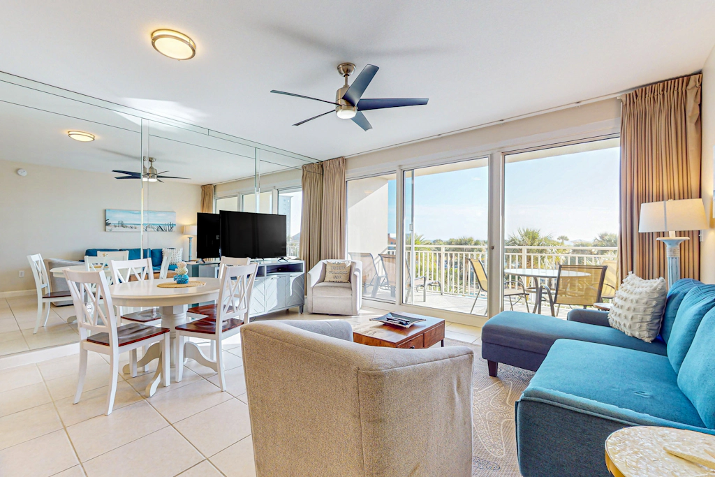Luxurious Gulf Front Condo w/Free WiFi, Private Washer/Dryer, Shared Pool, & Gym