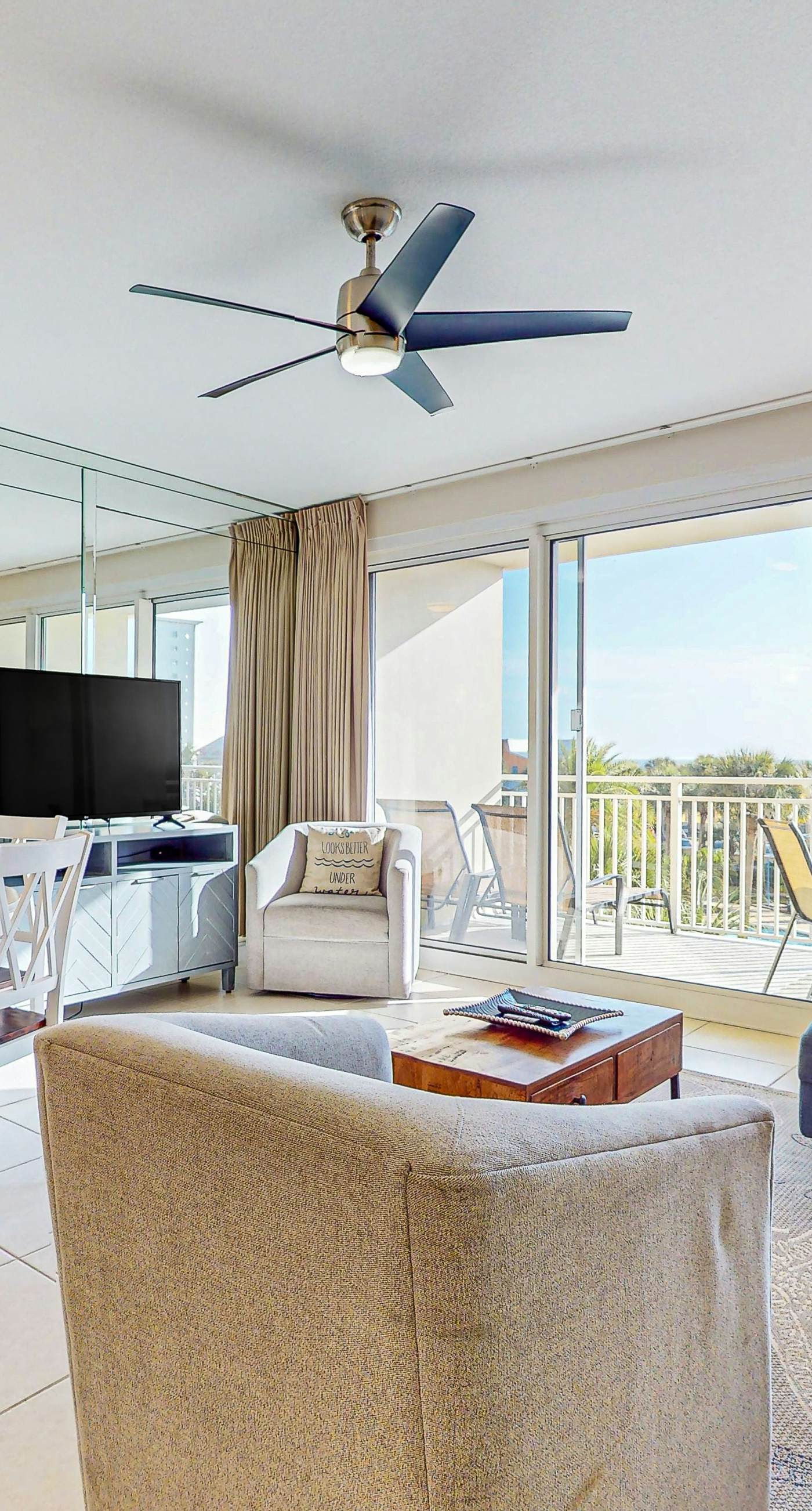 Luxurious Gulf Front Condo w/Free WiFi, Private Washer/Dryer, Shared Pool, & Gym