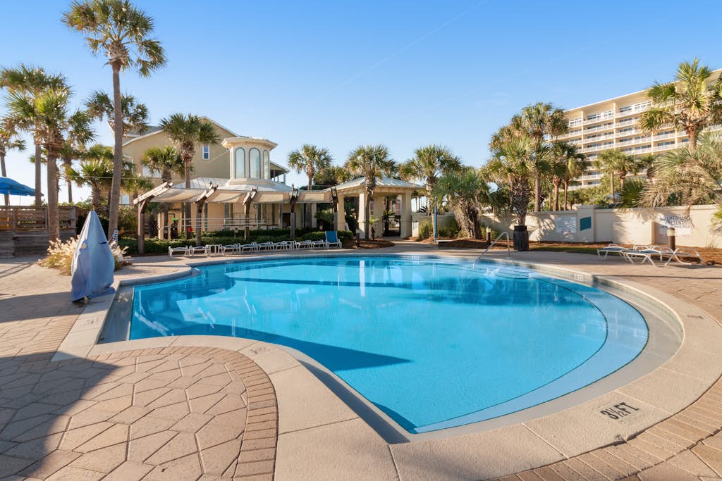 Luxurious Gulf Front Condo w/Free WiFi, Private Washer/Dryer, Shared Pool, & Gym