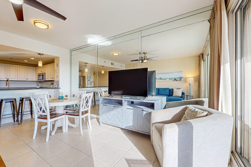 Luxurious Gulf Front Condo w/Free WiFi, Private Washer/Dryer, Shared Pool, & Gym