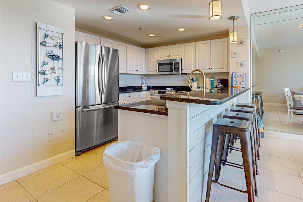 Luxurious Gulf Front Condo w/Free WiFi, Private Washer/Dryer, Shared Pool, & Gym