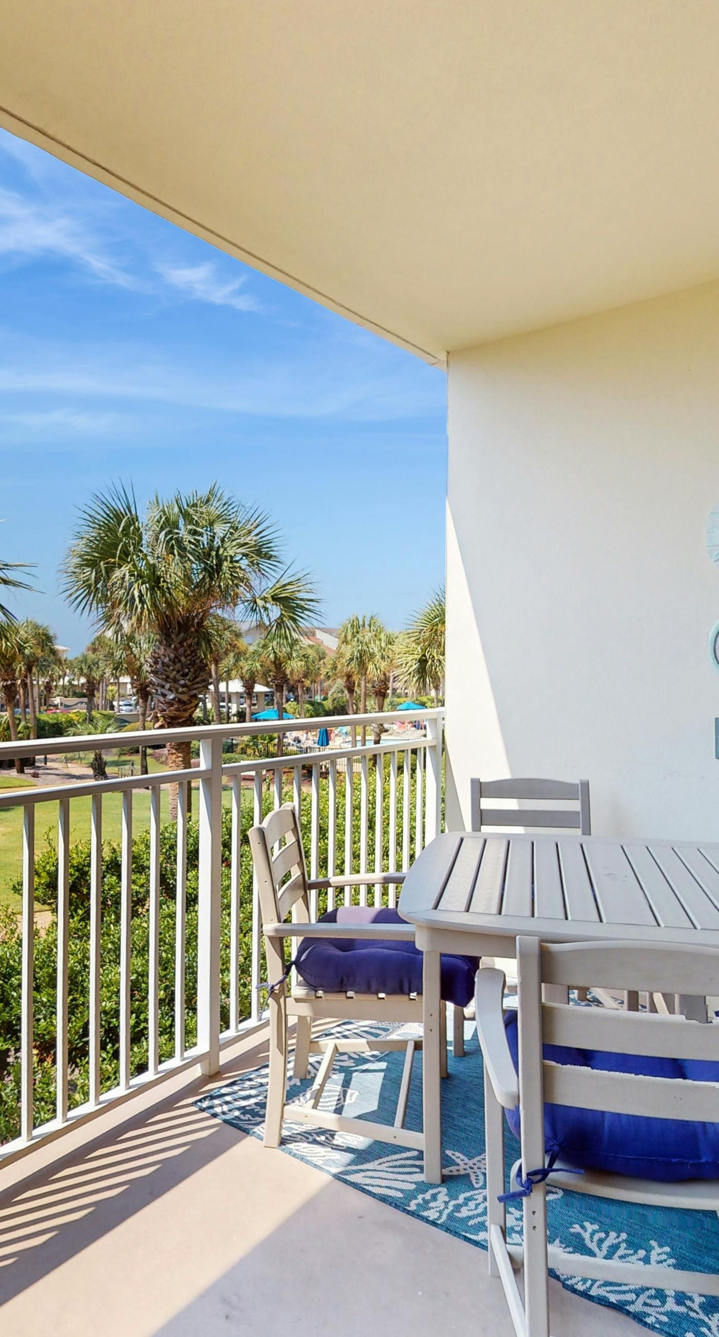 Marvelous Gulf-front condo with amazing views, pool, snack bar, & fitness room