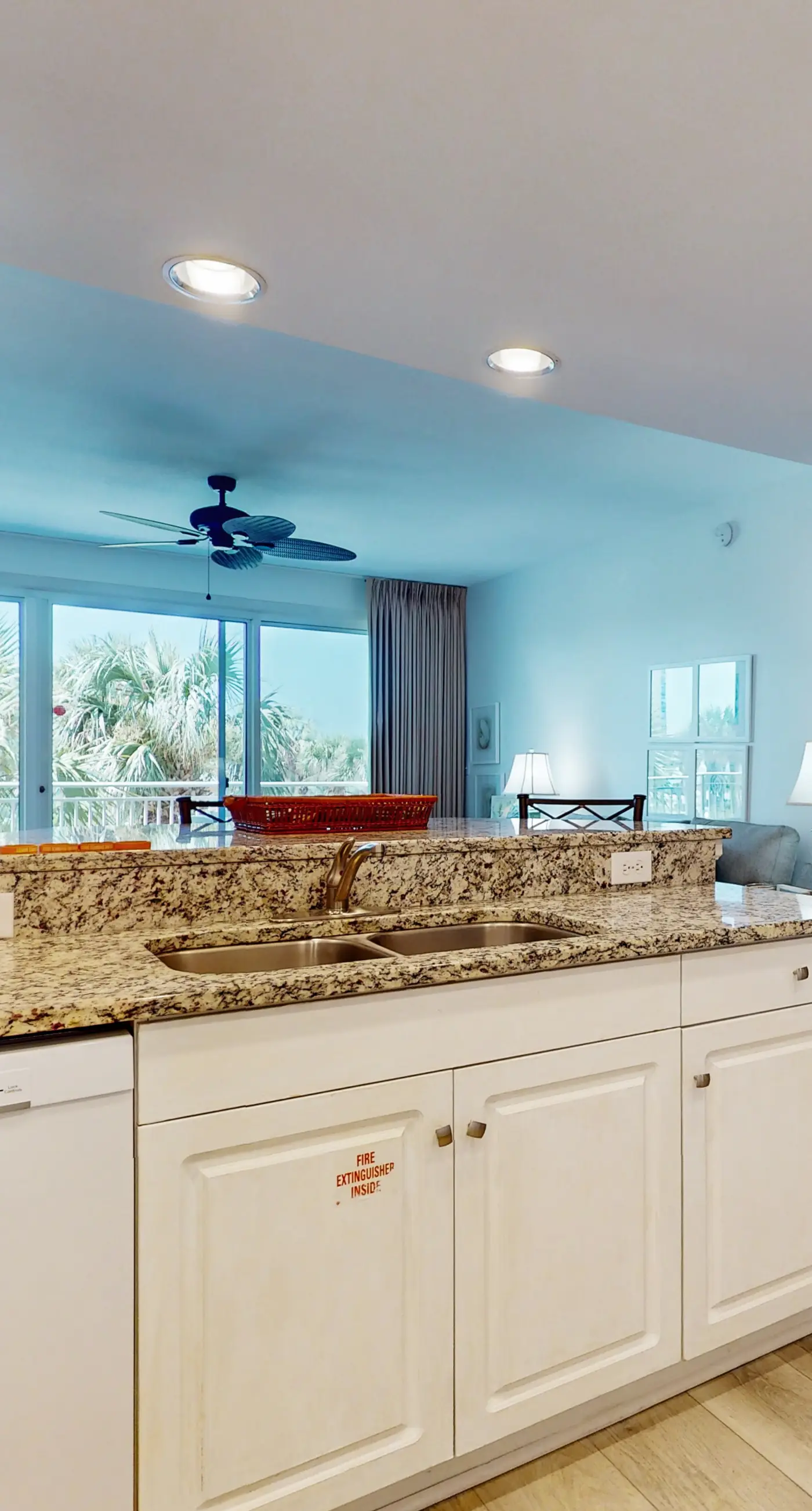 Marvelous Gulf-front condo with amazing views, pool, snack bar, & fitness room