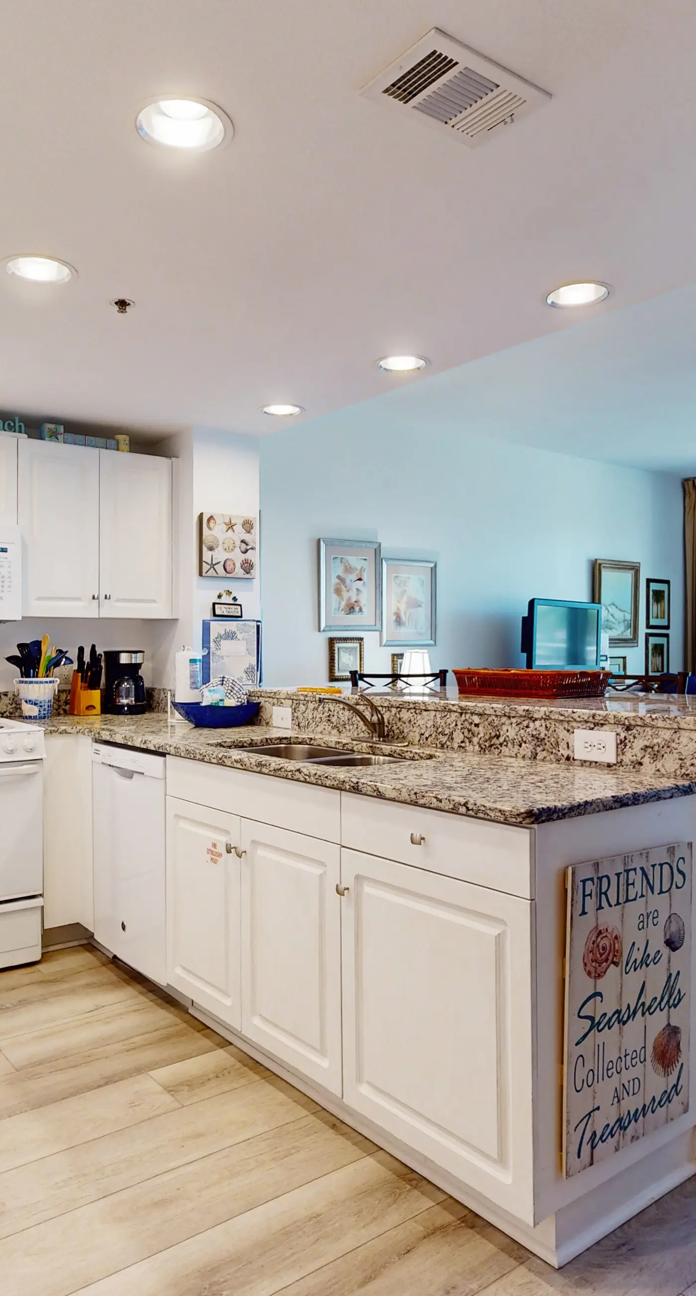 Marvelous Gulf-front condo with amazing views, pool, snack bar, & fitness room