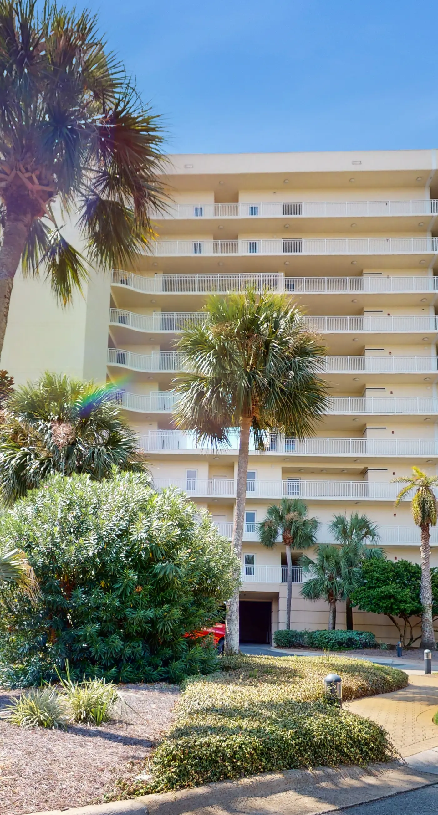 Marvelous Gulf-front condo with amazing views, pool, snack bar, & fitness room