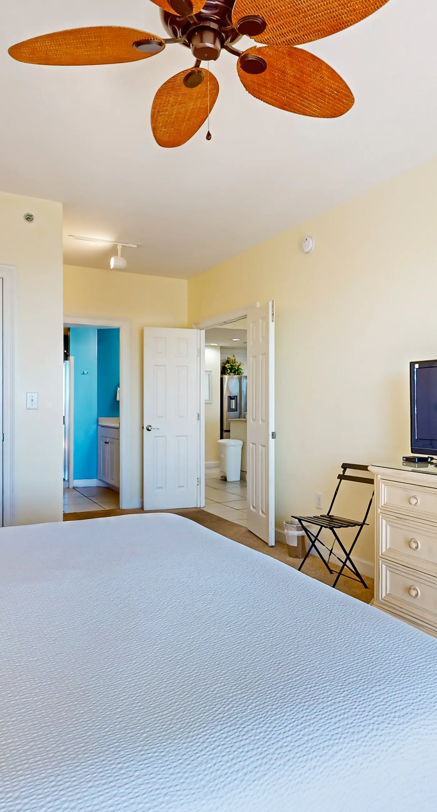 Charming & sleek condo w/incredible water views and shared on-site amenities