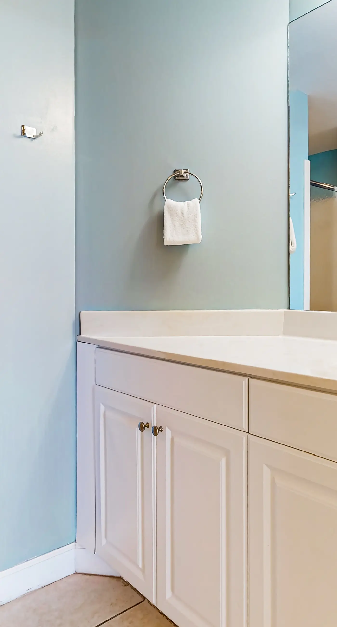 Charming & sleek condo w/incredible water views and shared on-site amenities