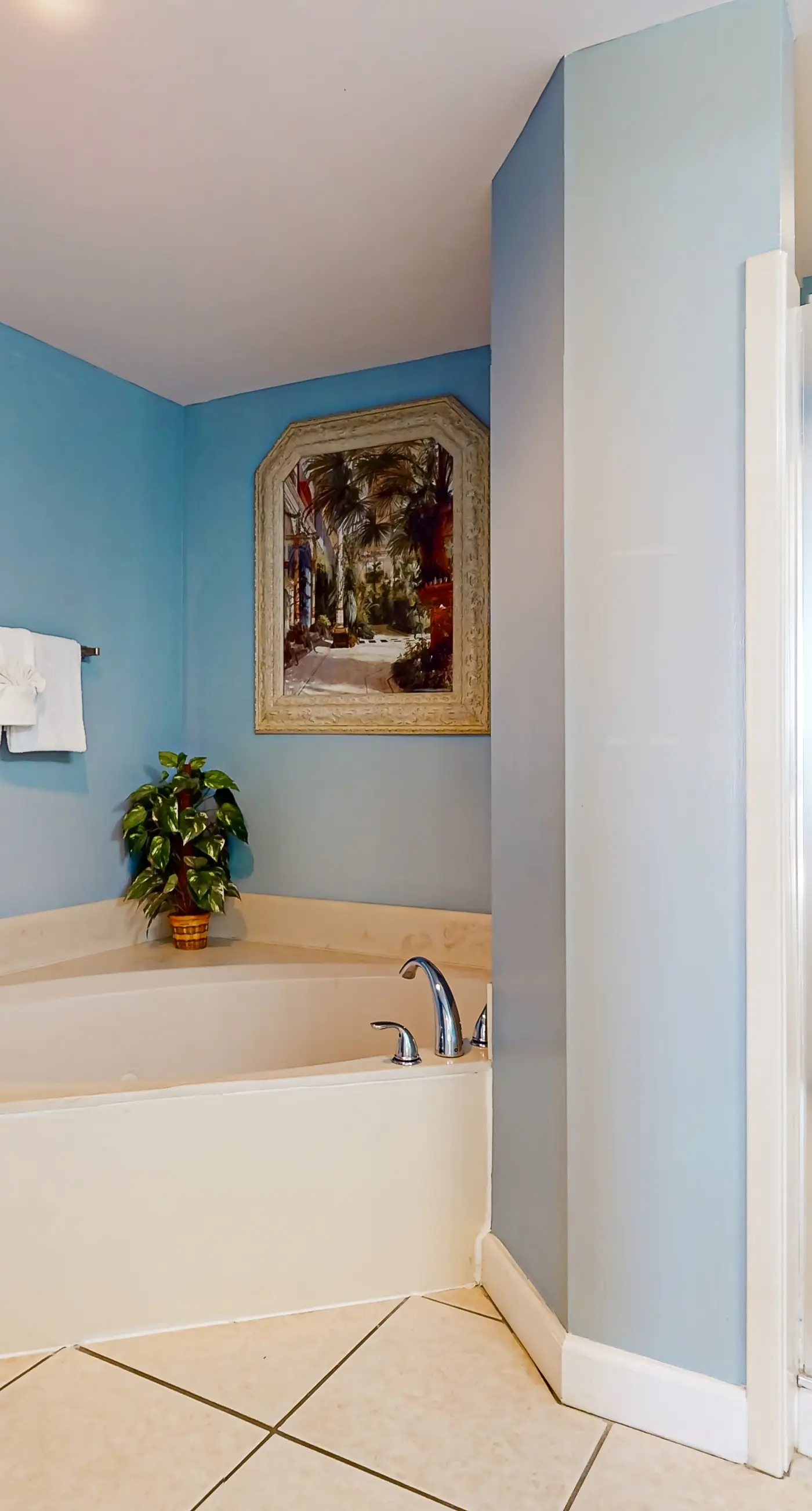 Charming & sleek condo w/incredible water views and shared on-site amenities