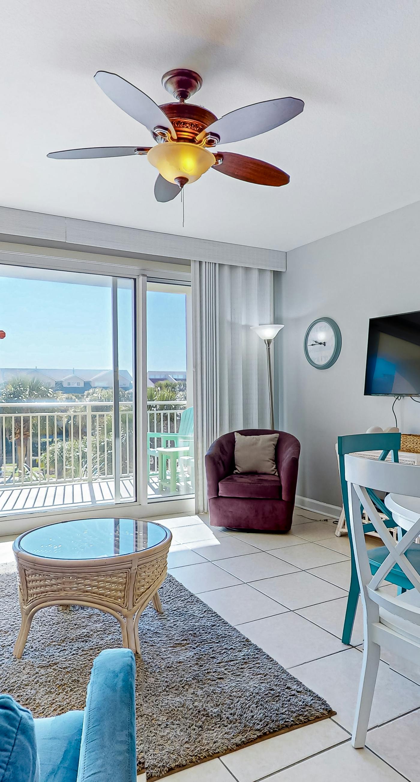 Elegant condo w/sweeping gulf views, shared pools, snack bar & grill area