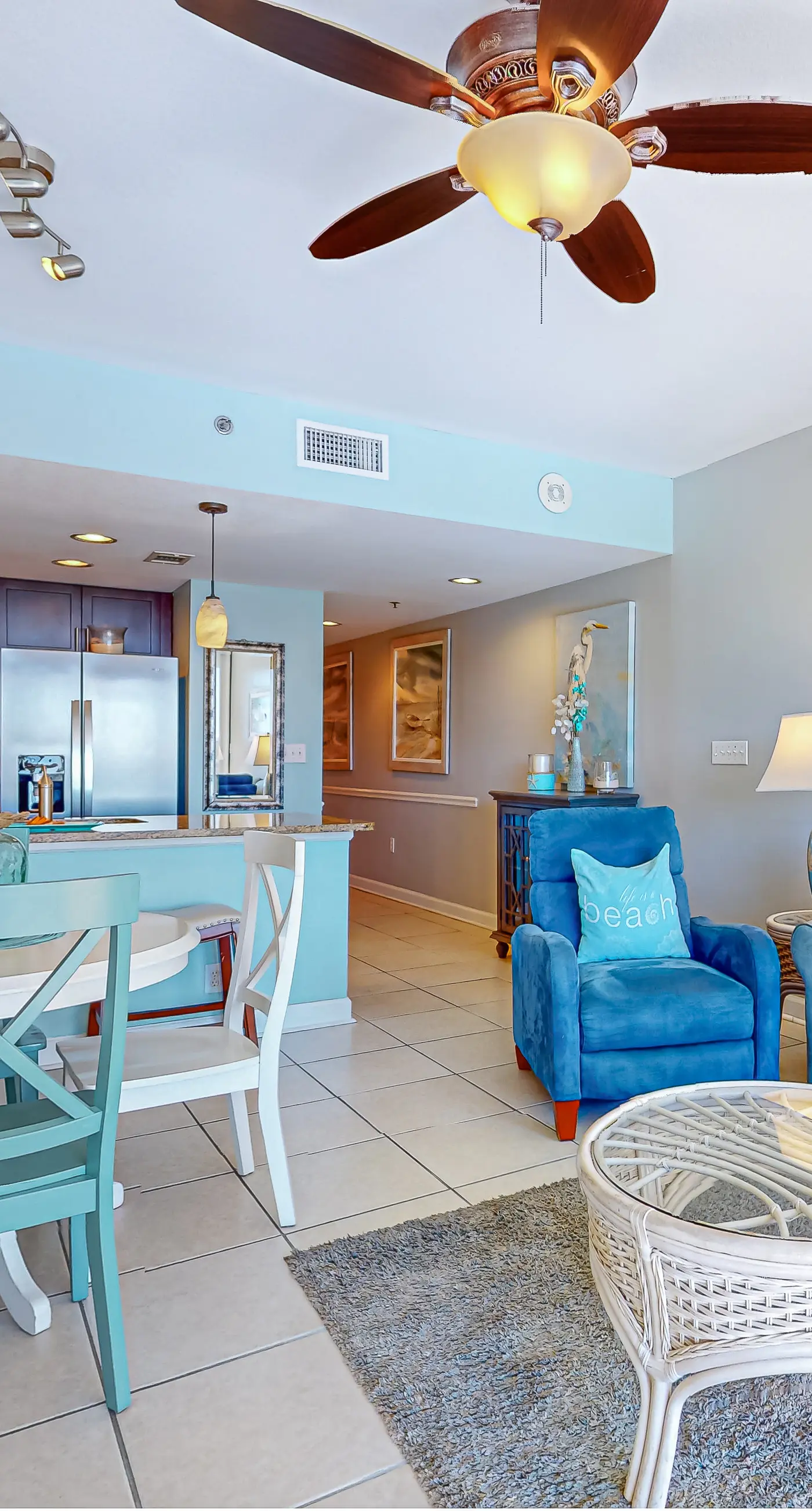 Elegant condo w/sweeping gulf views, shared pools, snack bar & grill area