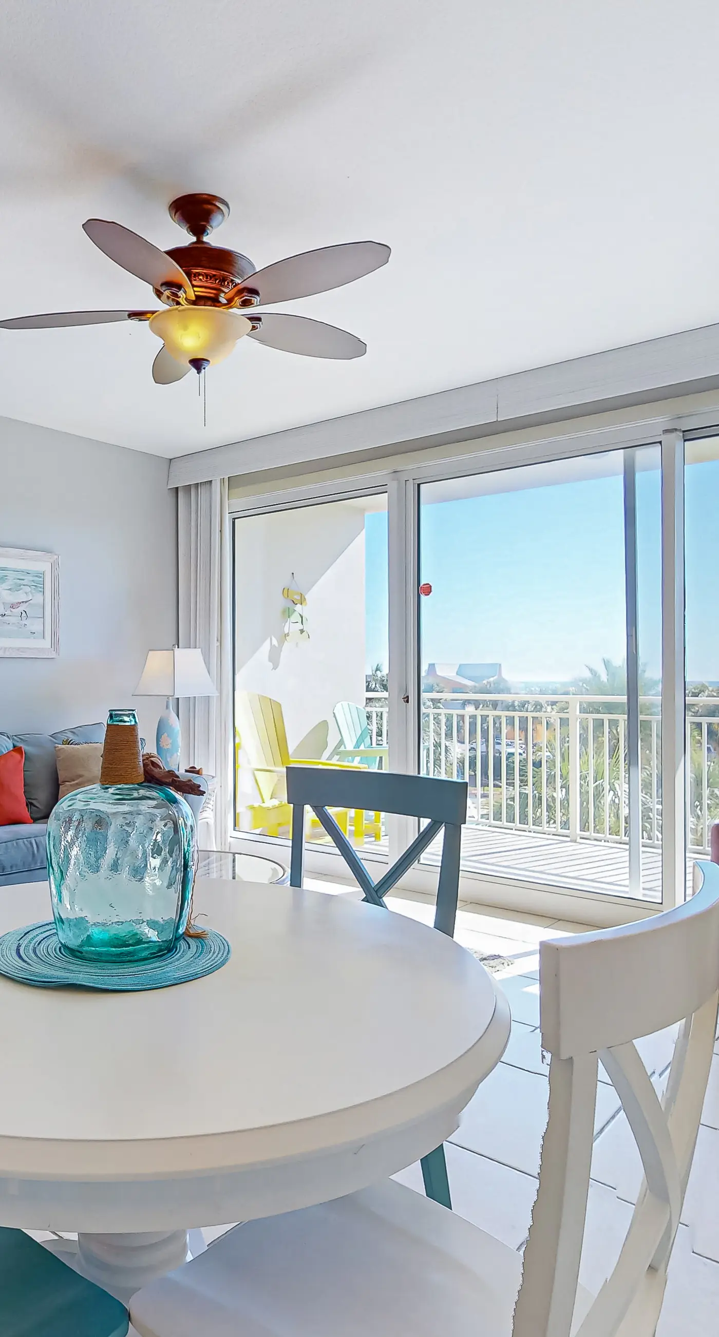 Elegant condo w/sweeping gulf views, shared pools, snack bar & grill area