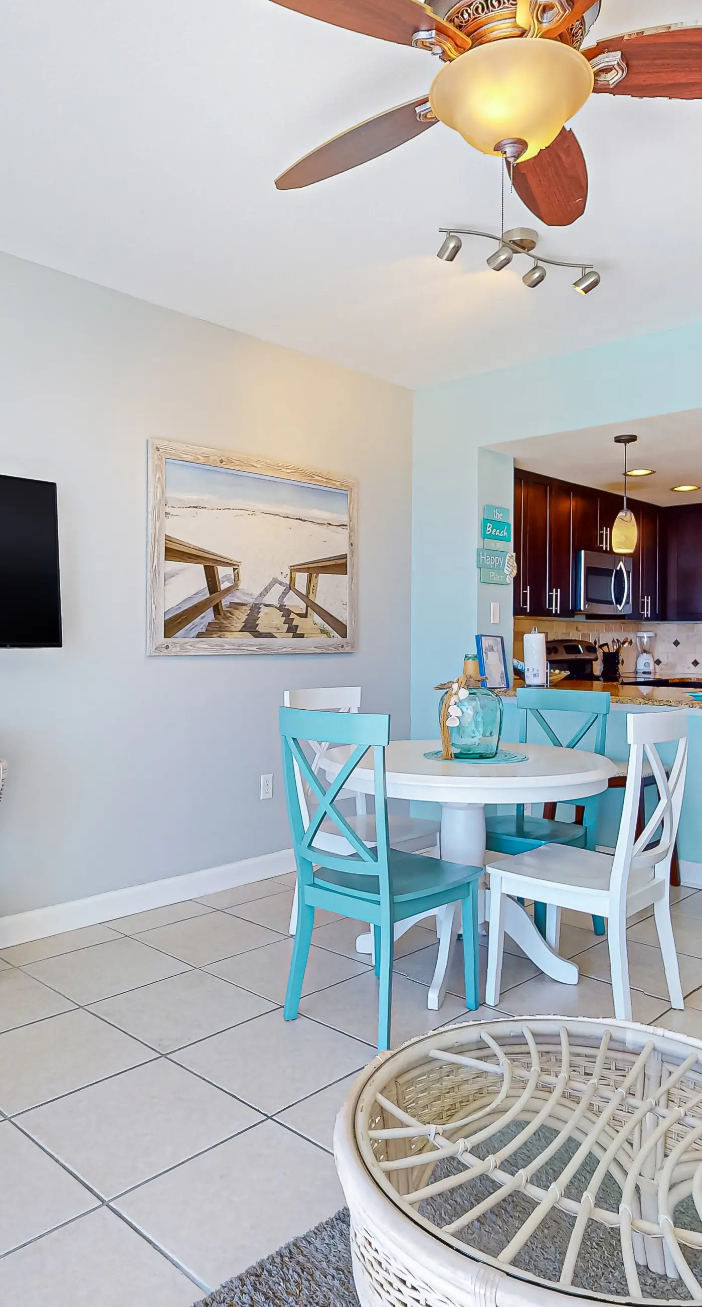 Elegant condo w/sweeping gulf views, shared pools, snack bar & grill area