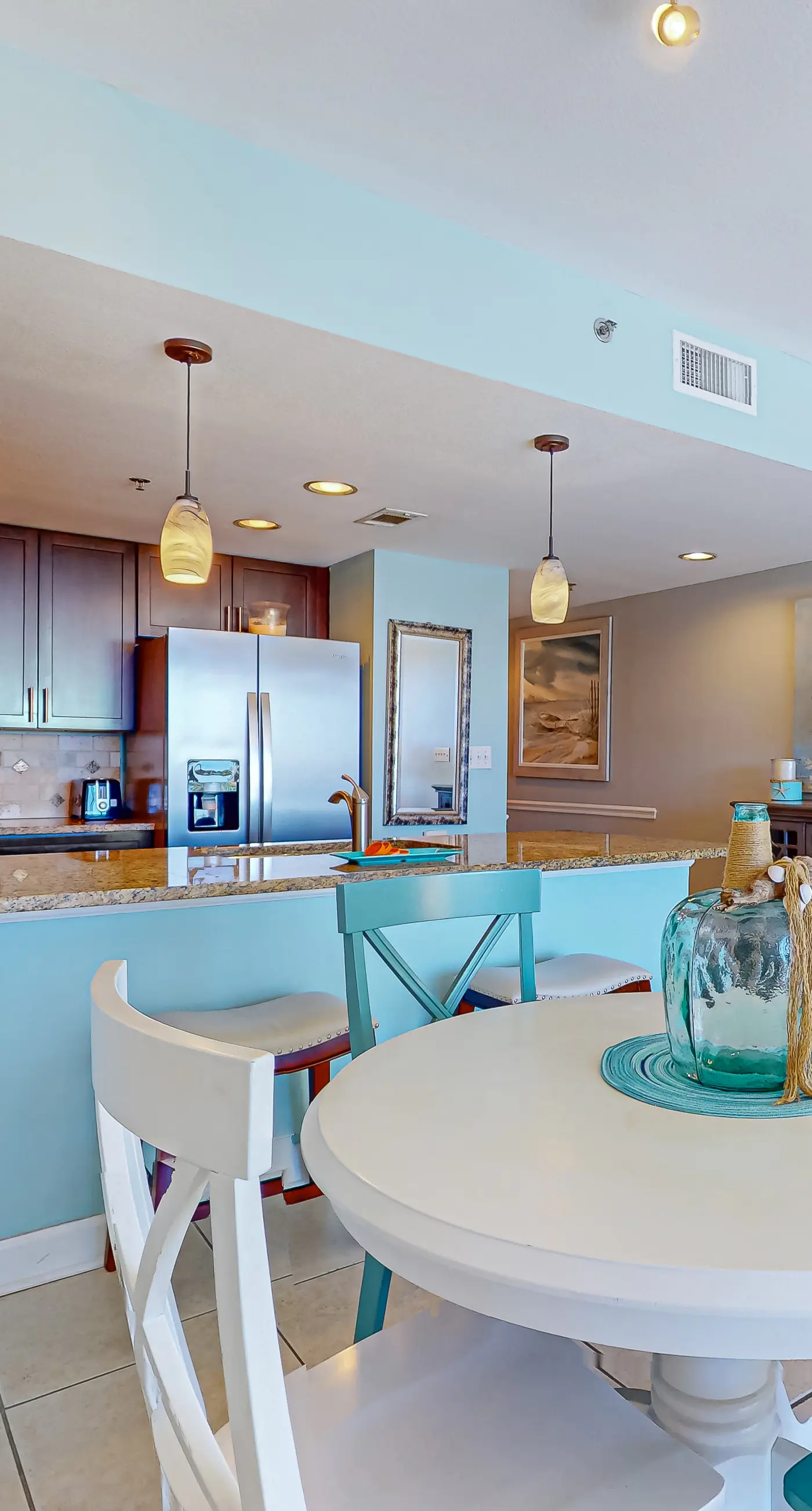 Elegant condo w/sweeping gulf views, shared pools, snack bar & grill area