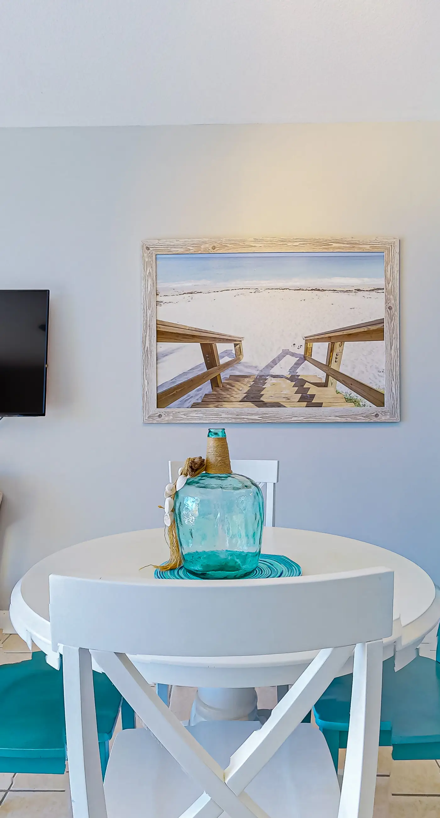 Elegant condo w/sweeping gulf views, shared pools, snack bar & grill area