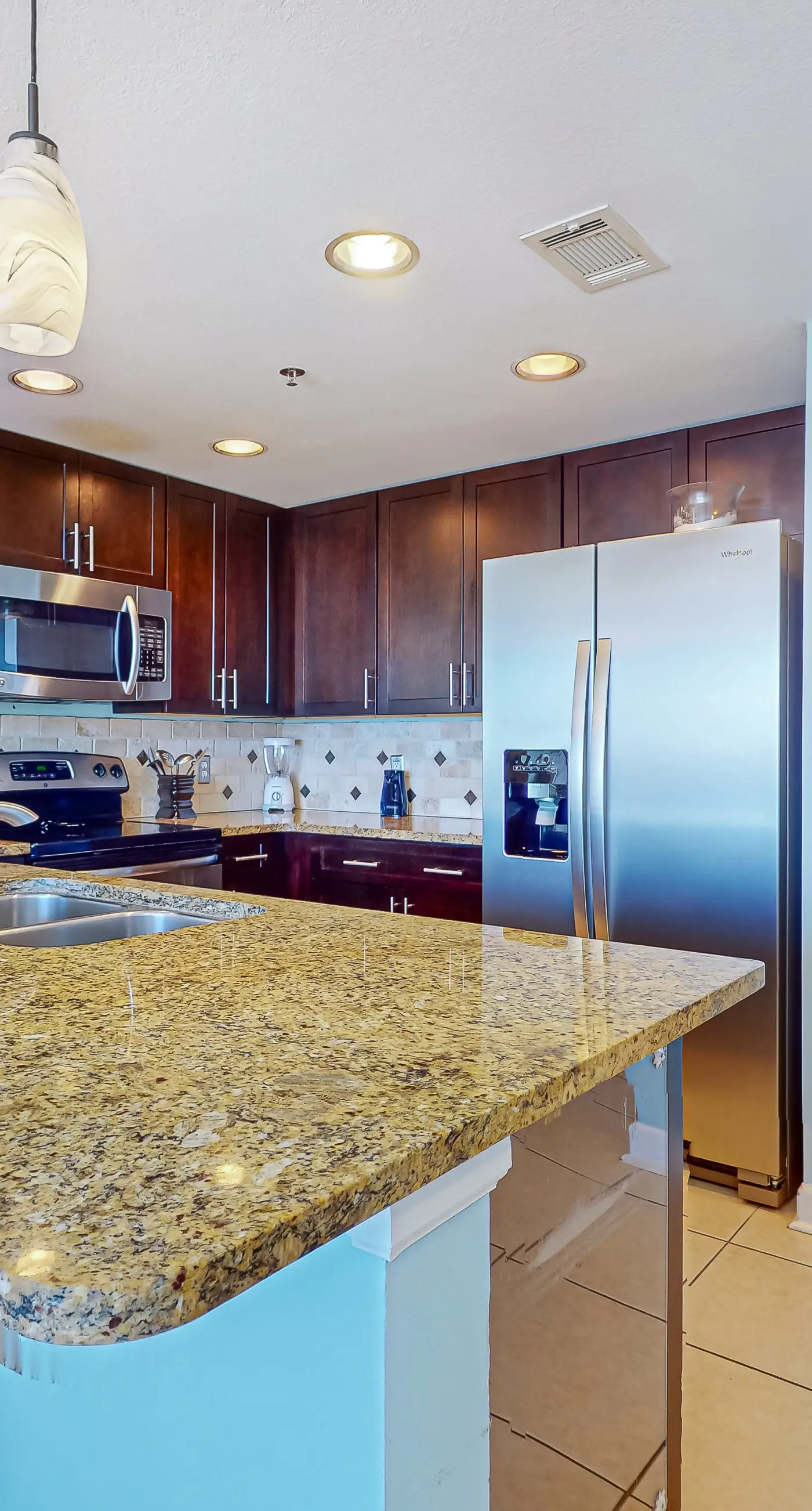 Elegant condo w/sweeping gulf views, shared pools, snack bar & grill area