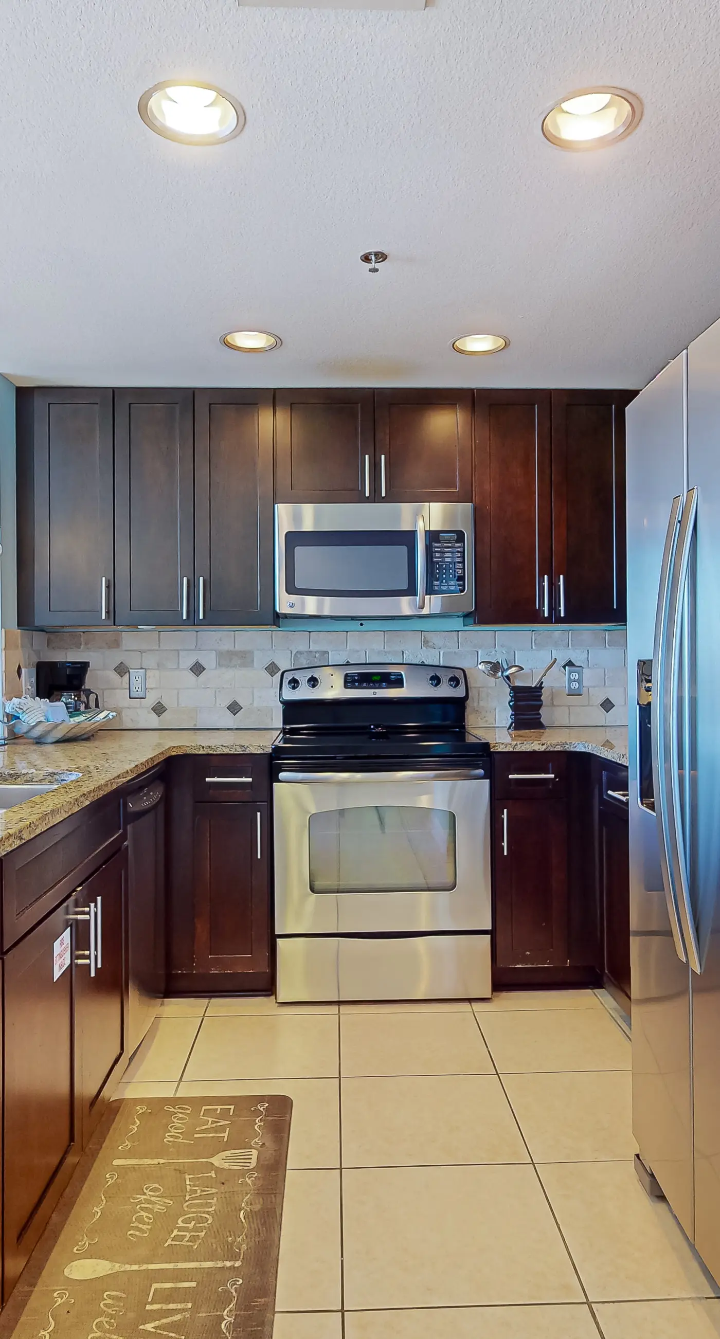 Elegant condo w/sweeping gulf views, shared pools, snack bar & grill area