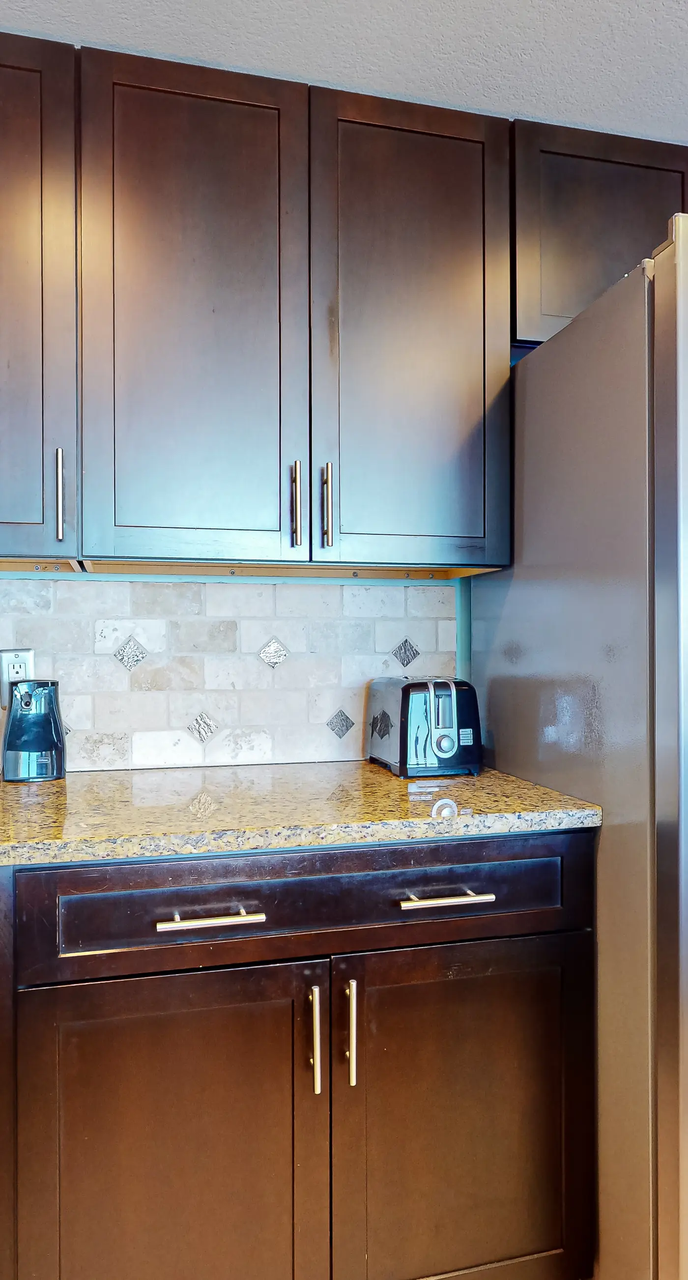 Elegant condo w/sweeping gulf views, shared pools, snack bar & grill area