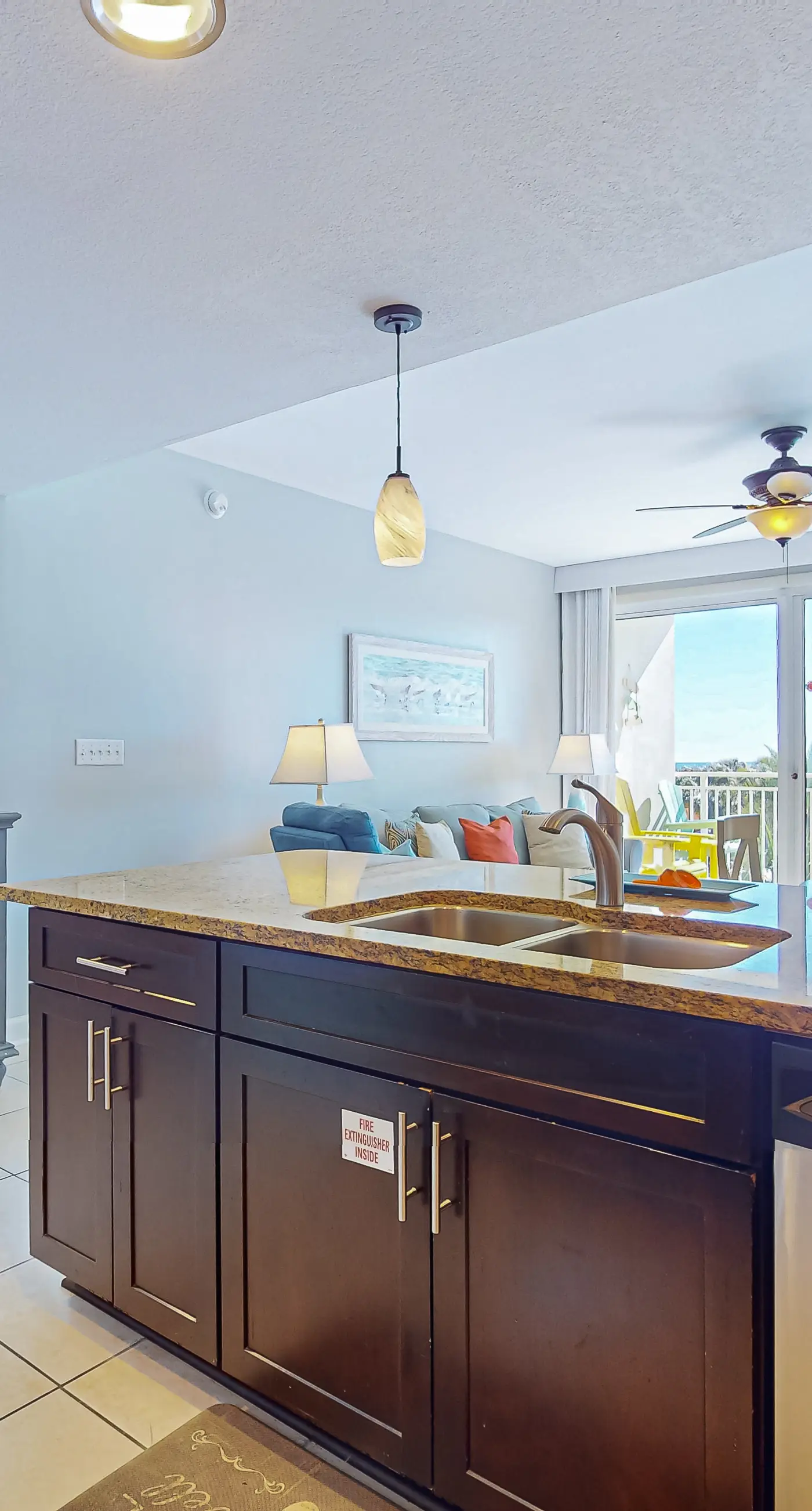 Elegant condo w/sweeping gulf views, shared pools, snack bar & grill area