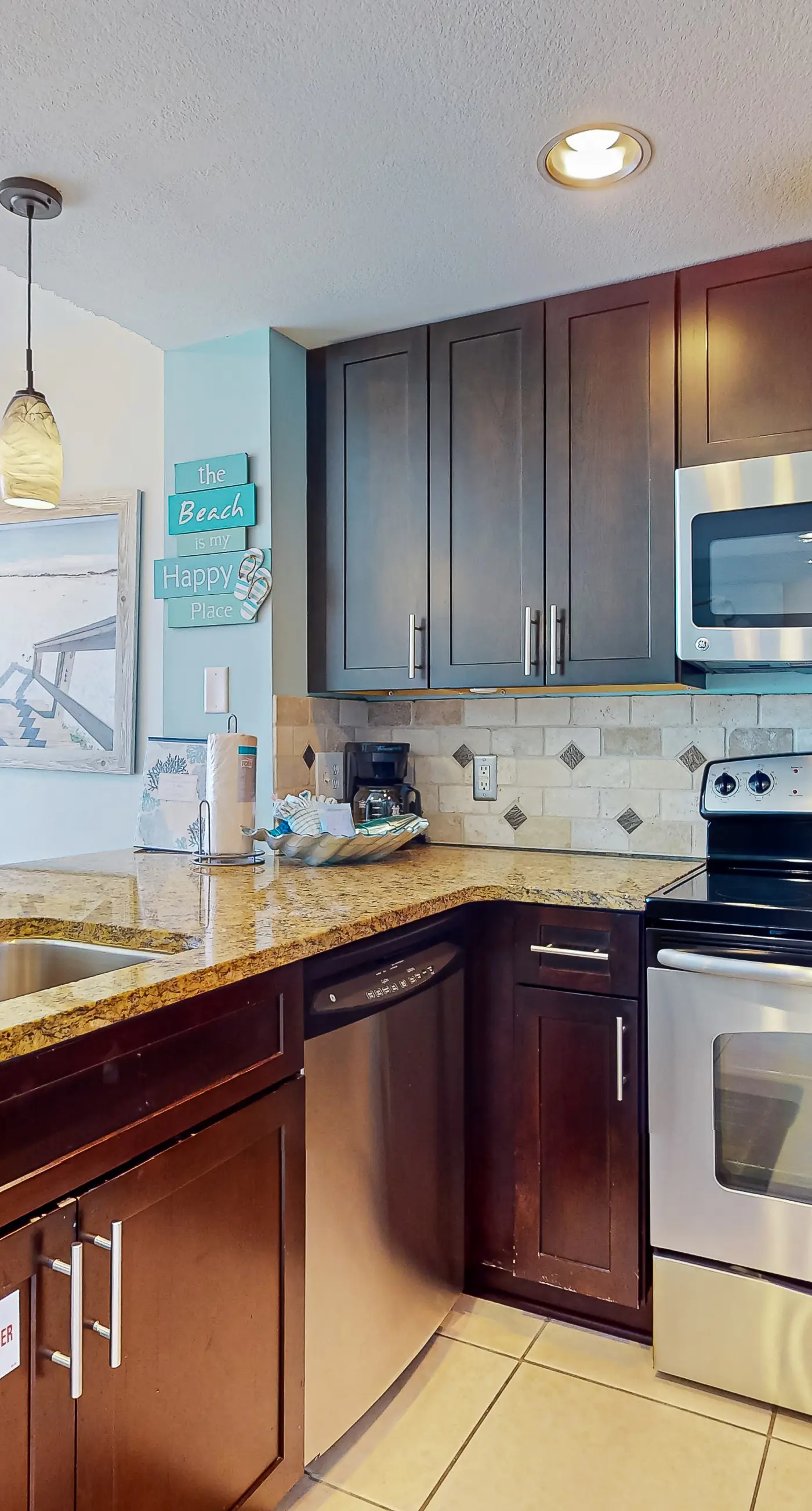 Elegant condo w/sweeping gulf views, shared pools, snack bar & grill area