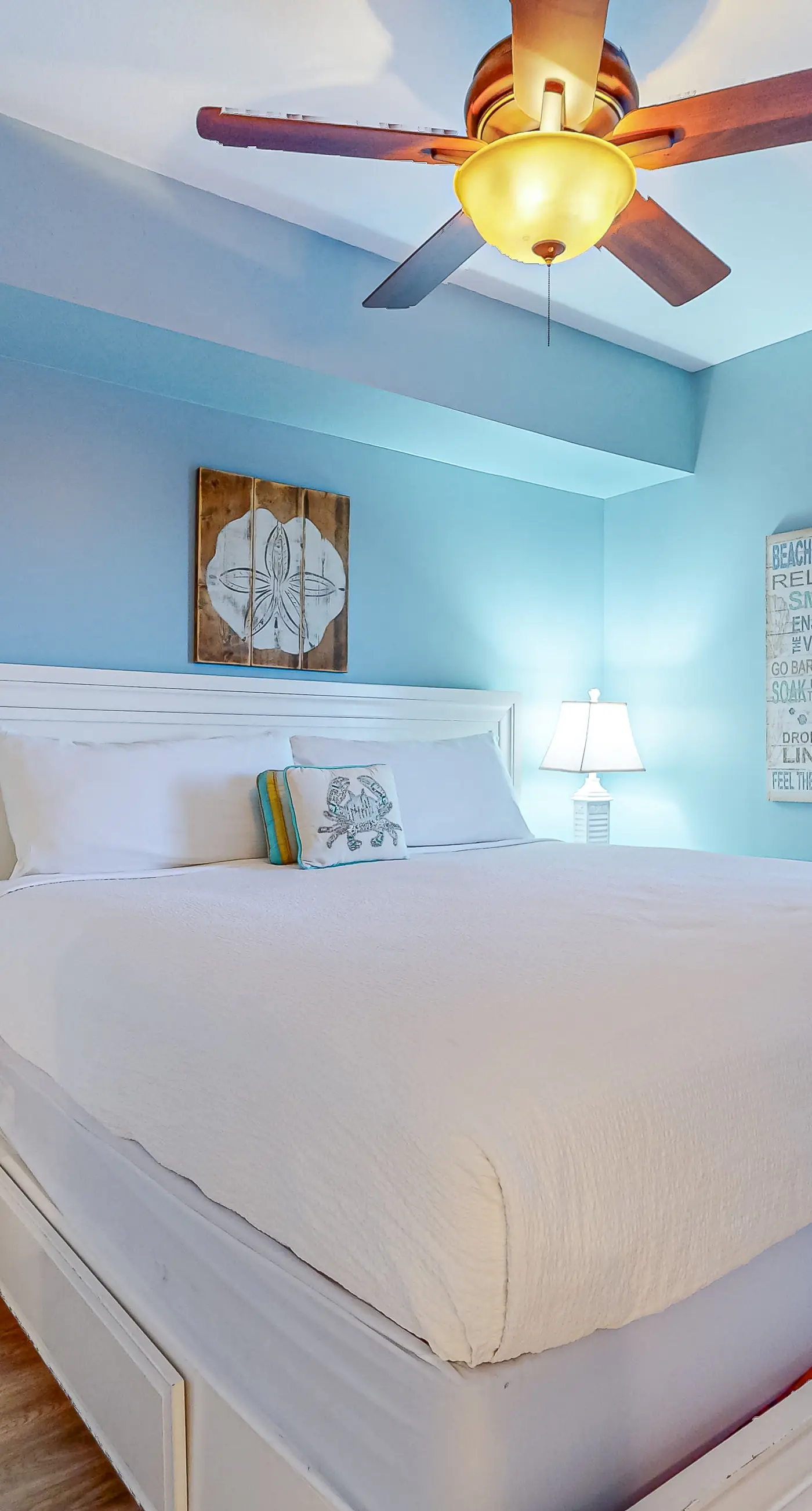 Elegant condo w/sweeping gulf views, shared pools, snack bar & grill area