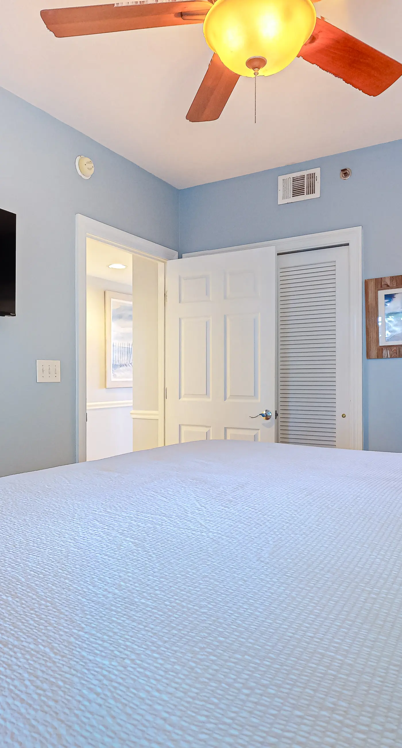 Elegant condo w/sweeping gulf views, shared pools, snack bar & grill area