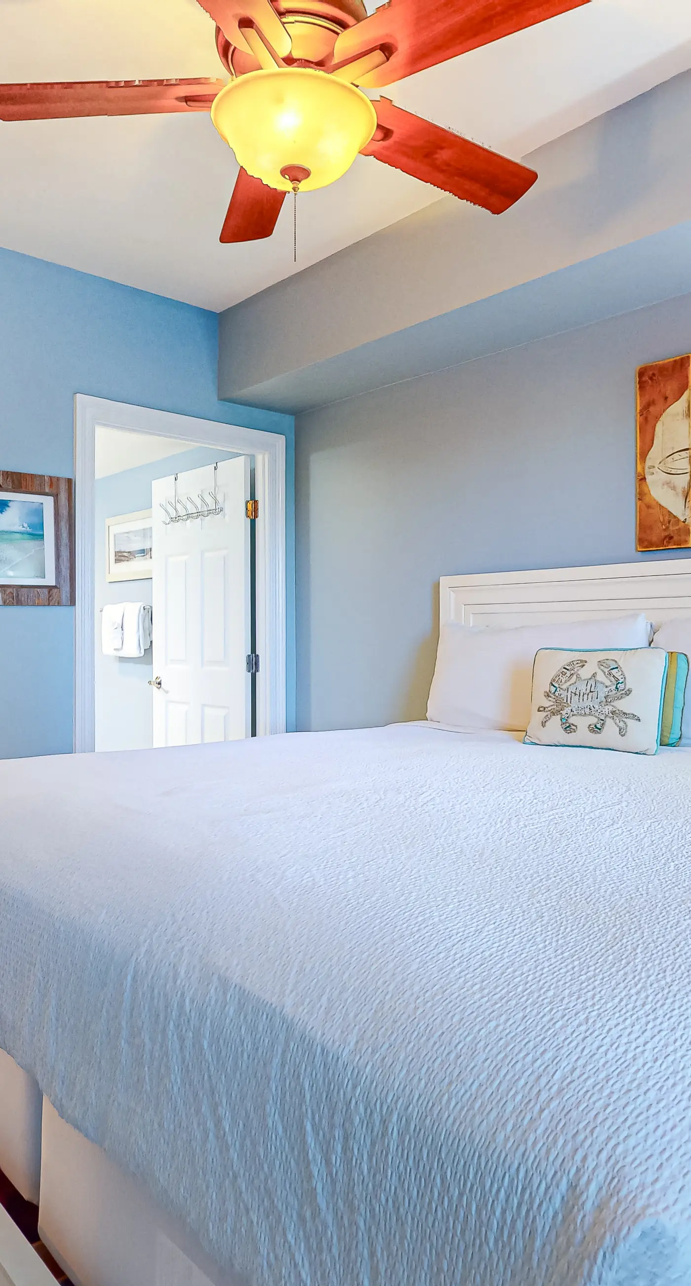 Elegant condo w/sweeping gulf views, shared pools, snack bar & grill area