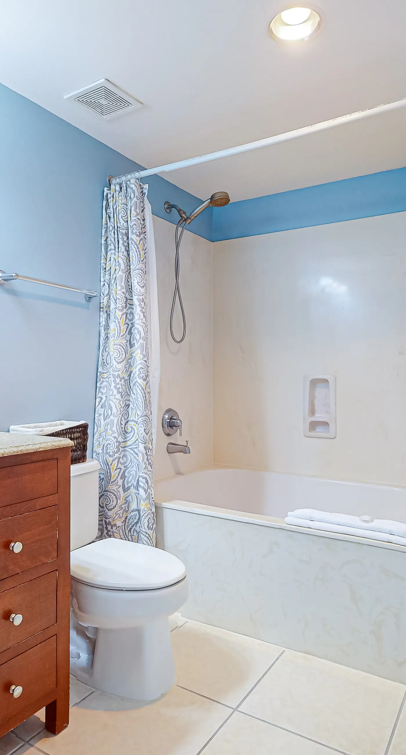 Elegant condo w/sweeping gulf views, shared pools, snack bar & grill area