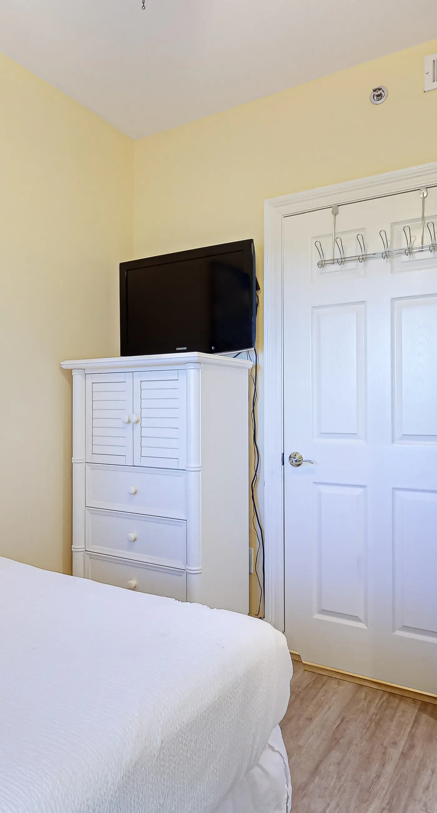 Elegant condo w/sweeping gulf views, shared pools, snack bar & grill area