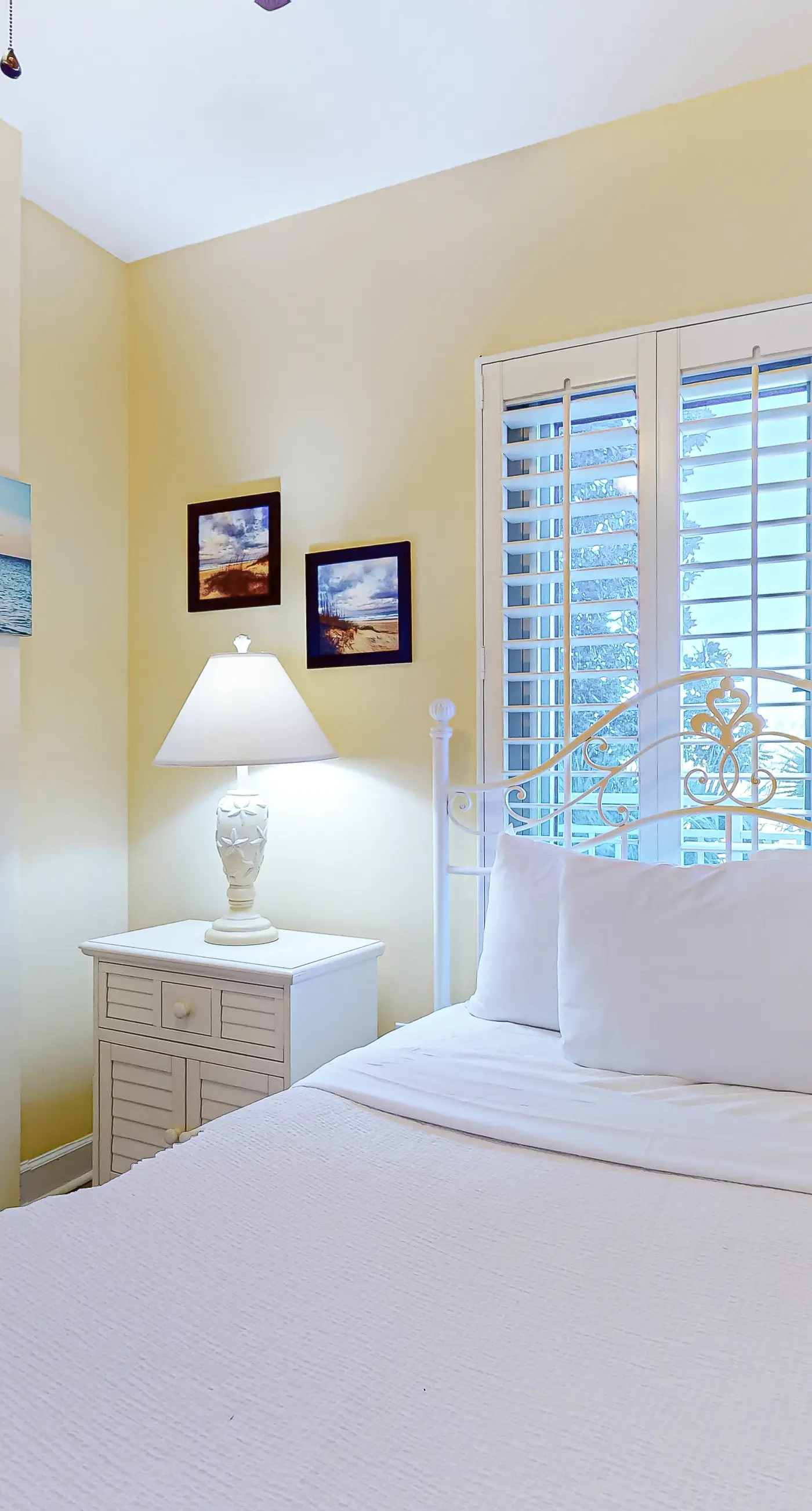 Elegant condo w/sweeping gulf views, shared pools, snack bar & grill area