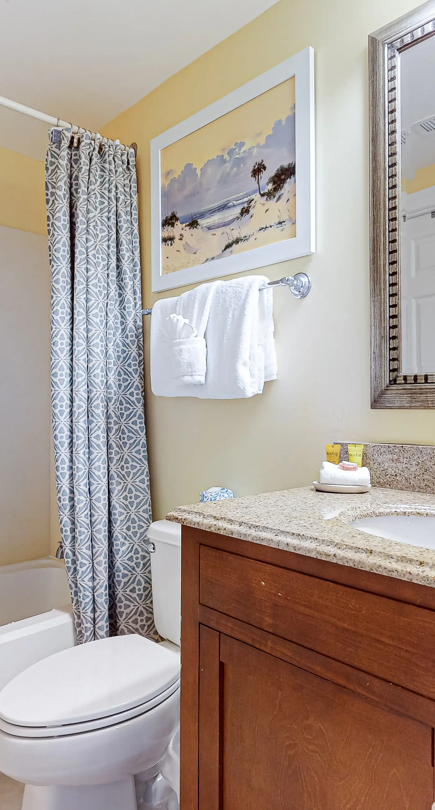 Elegant condo w/sweeping gulf views, shared pools, snack bar & grill area