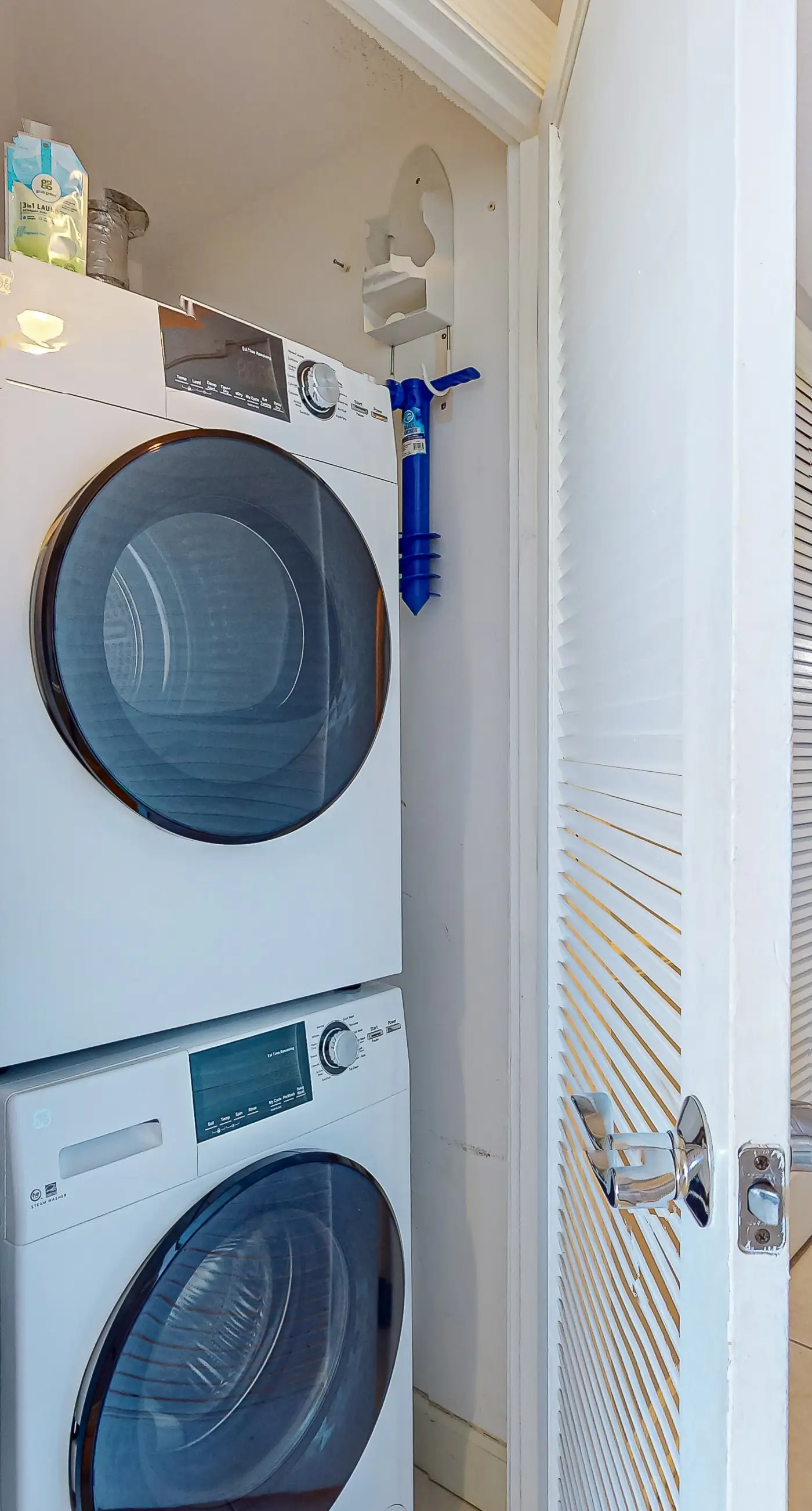 Elegant condo w/sweeping gulf views, shared pools, snack bar & grill area