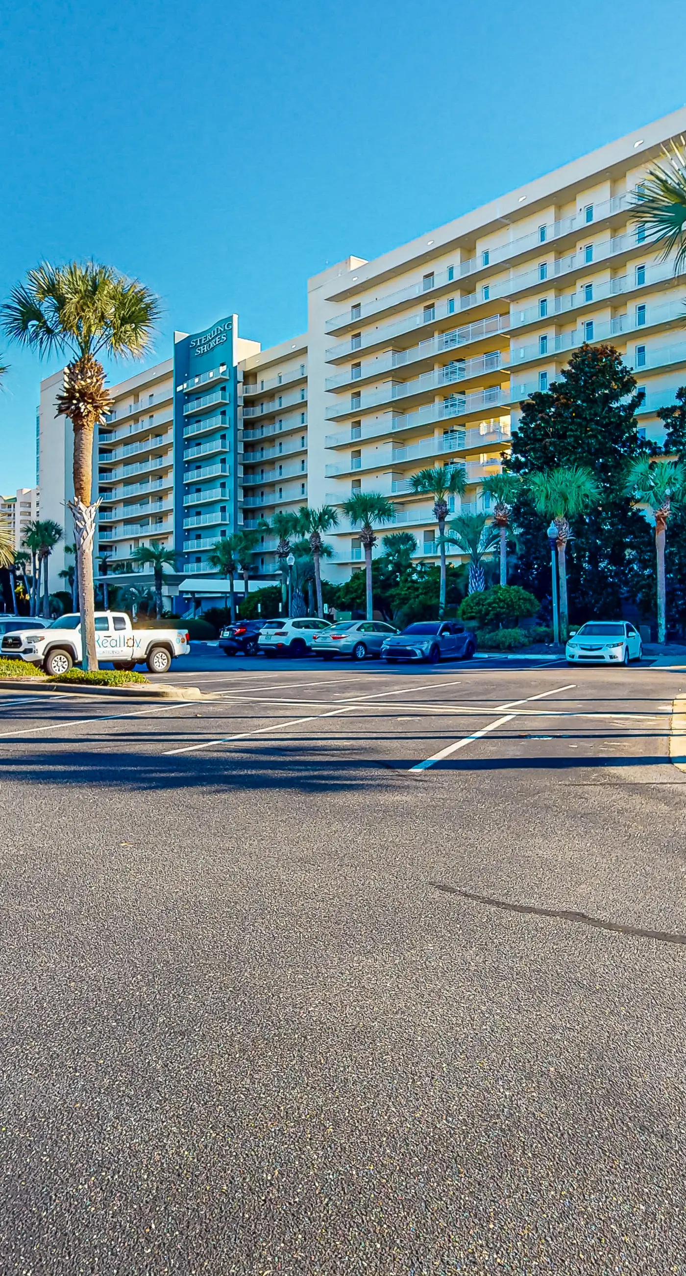 Elegant condo w/sweeping gulf views, shared pools, snack bar & grill area
