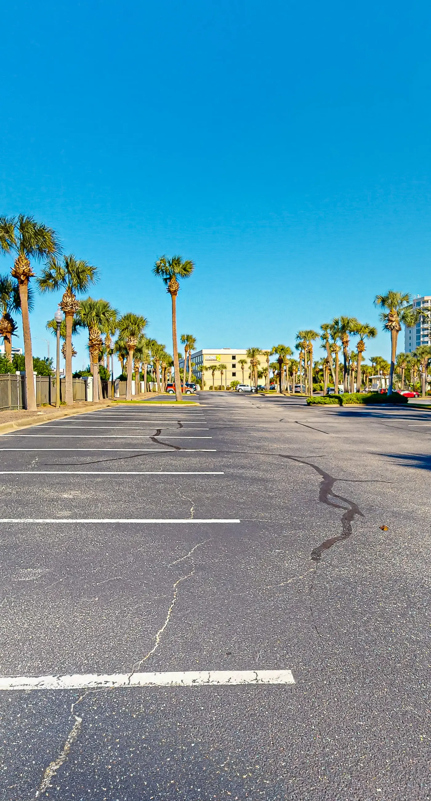 Elegant condo w/sweeping gulf views, shared pools, snack bar & grill area