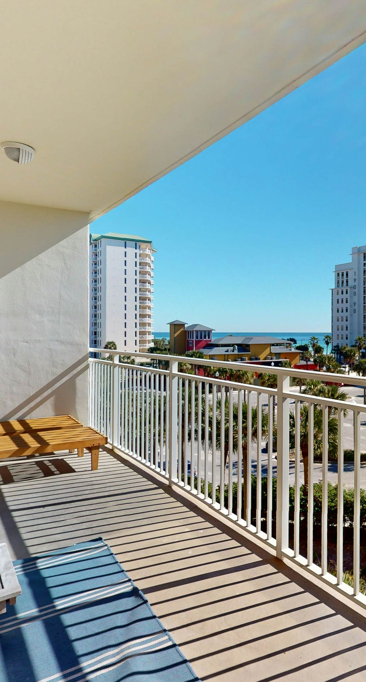 Magnificent waterfront condo w private balcony, shared pool, gym, & snack bar
