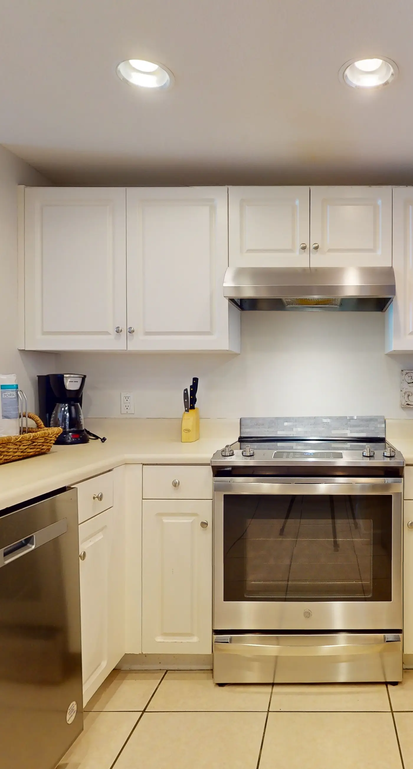 Magnificent waterfront condo w/private balcony, shared pool, gym, & snack bar