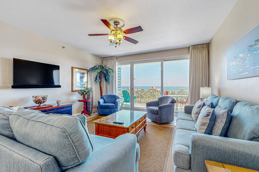 Incredible family-friendly condo w swimming pool & furnished balcony