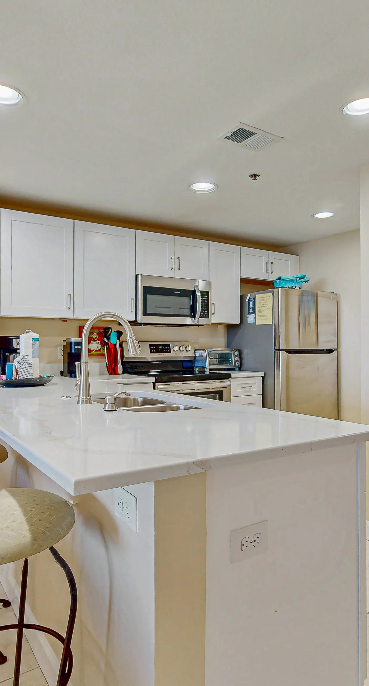 Incredible family-friendly condo w/ swimming pool & furnished balcony