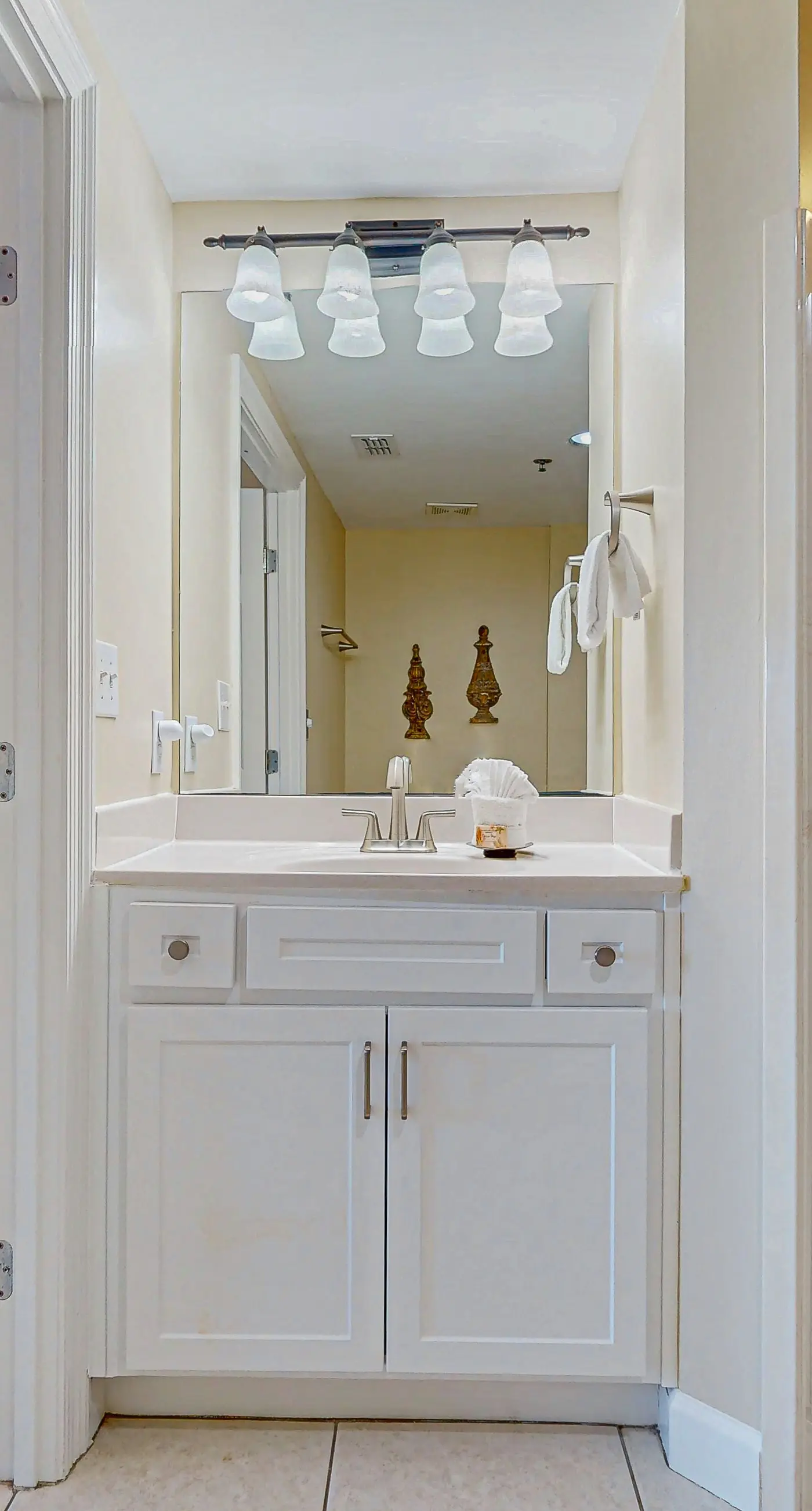 Incredible family-friendly condo w/ swimming pool & furnished balcony