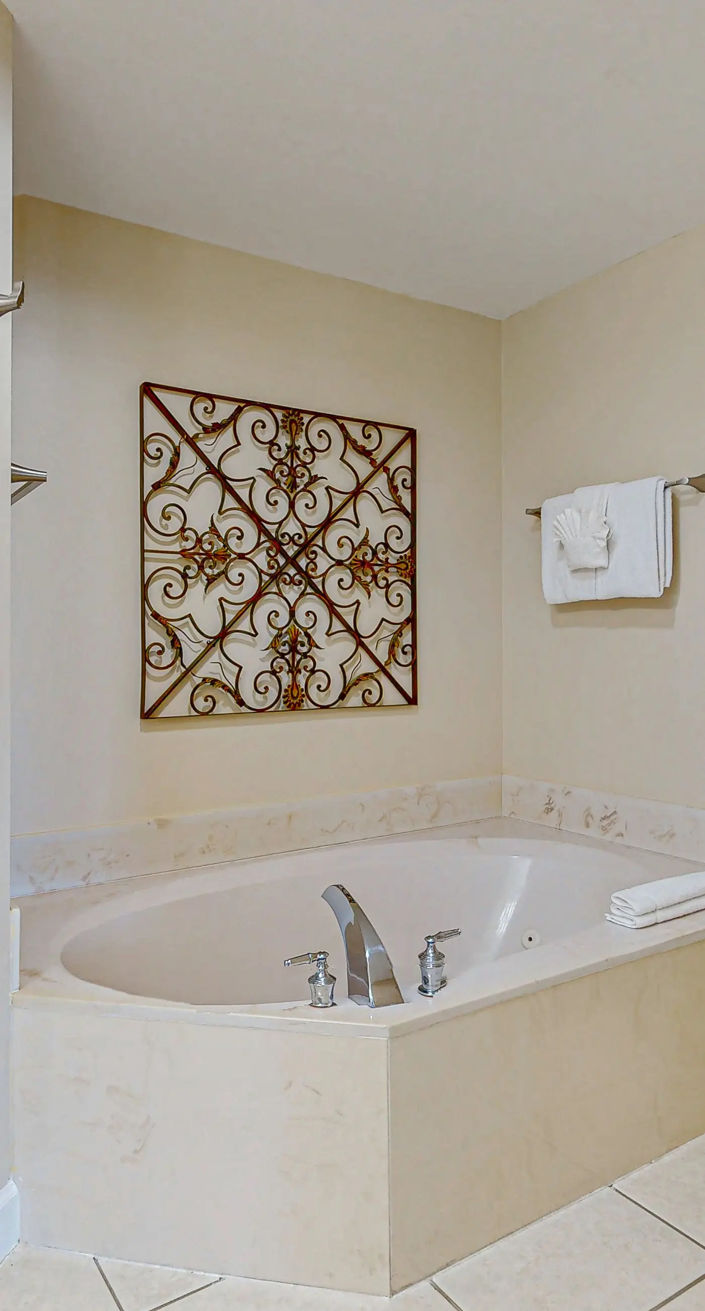 Incredible family-friendly condo w/ swimming pool & furnished balcony