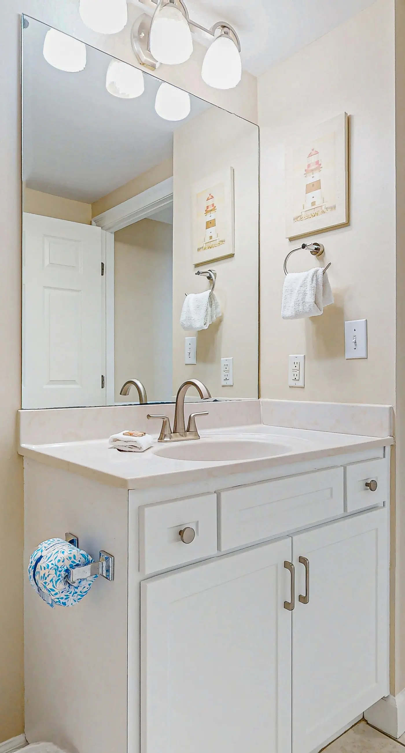 Incredible family-friendly condo w/ swimming pool & furnished balcony