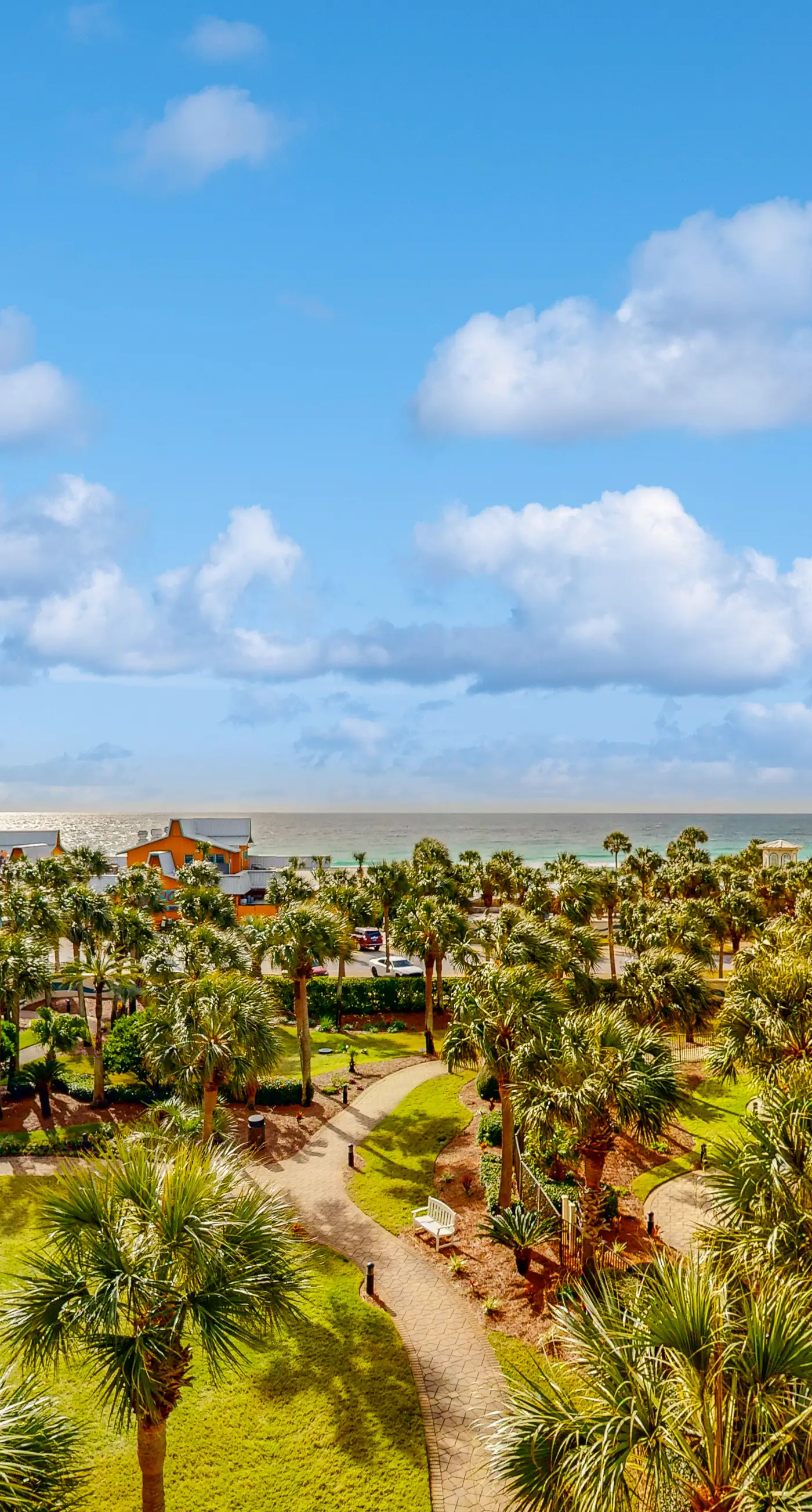 Incredible family-friendly condo w/ swimming pool & furnished balcony