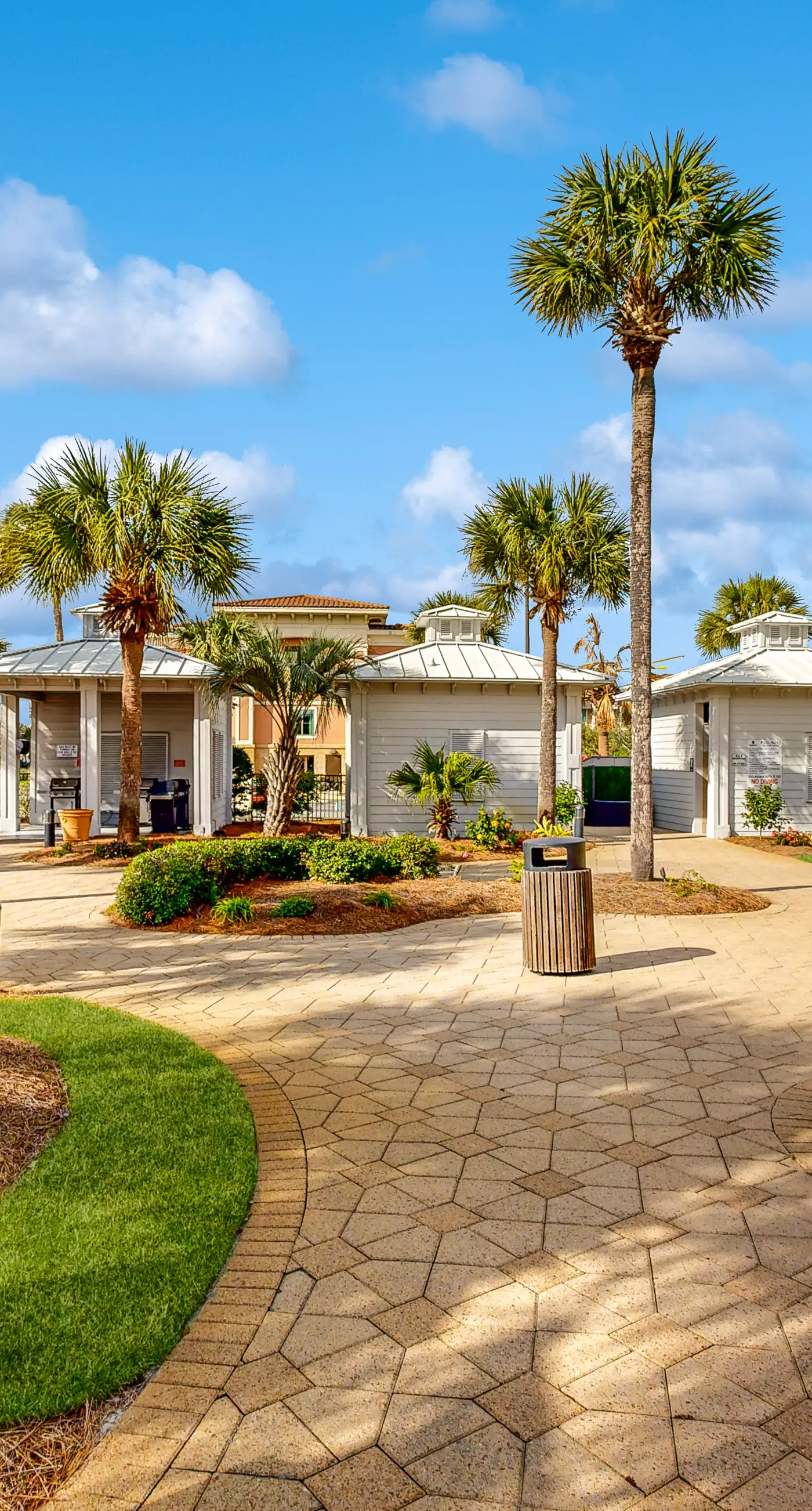 Incredible family-friendly condo w/ swimming pool & furnished balcony