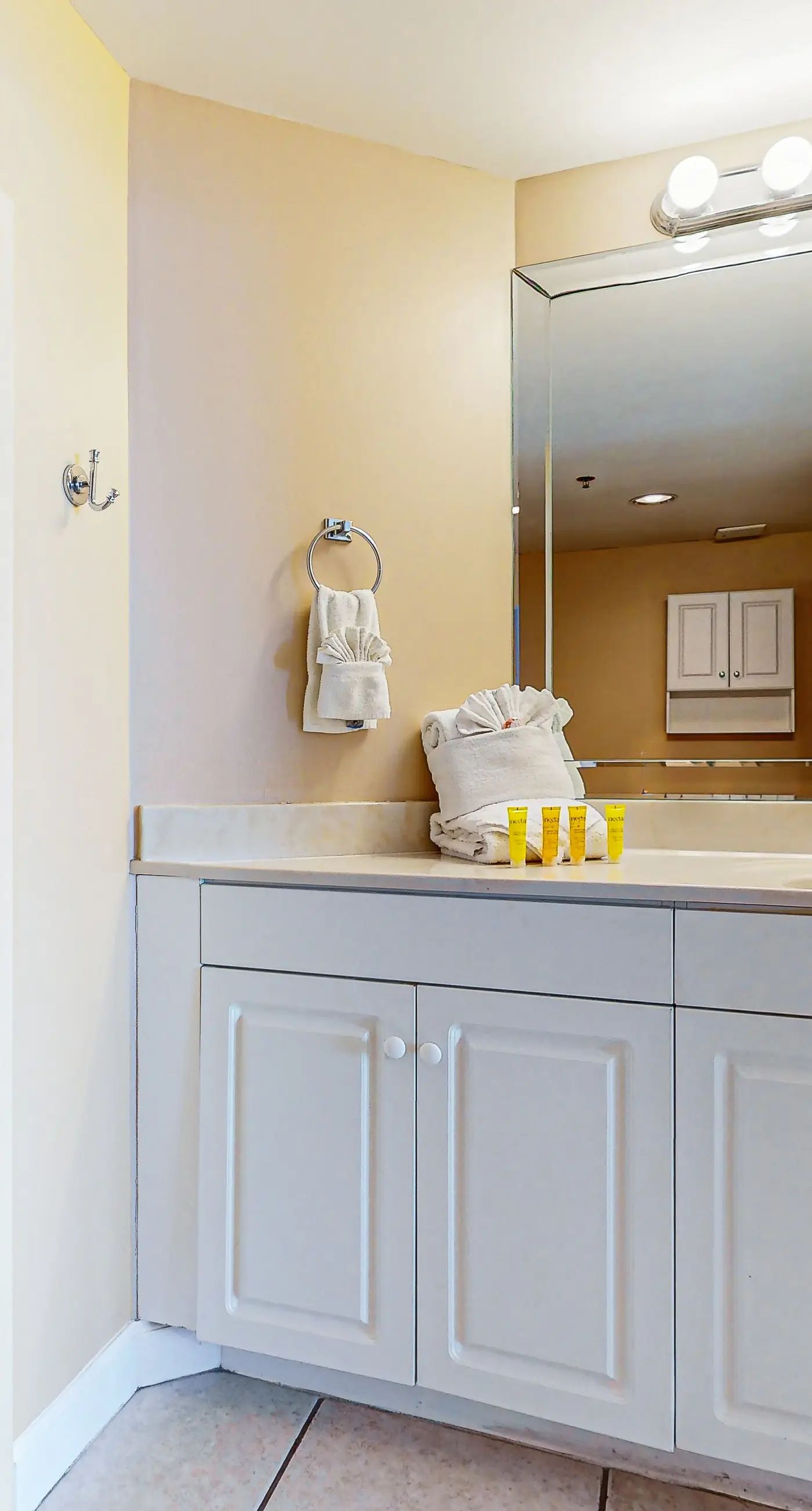 Inviting & sleek condo w/private balcony, shared pool, grill & fitness center