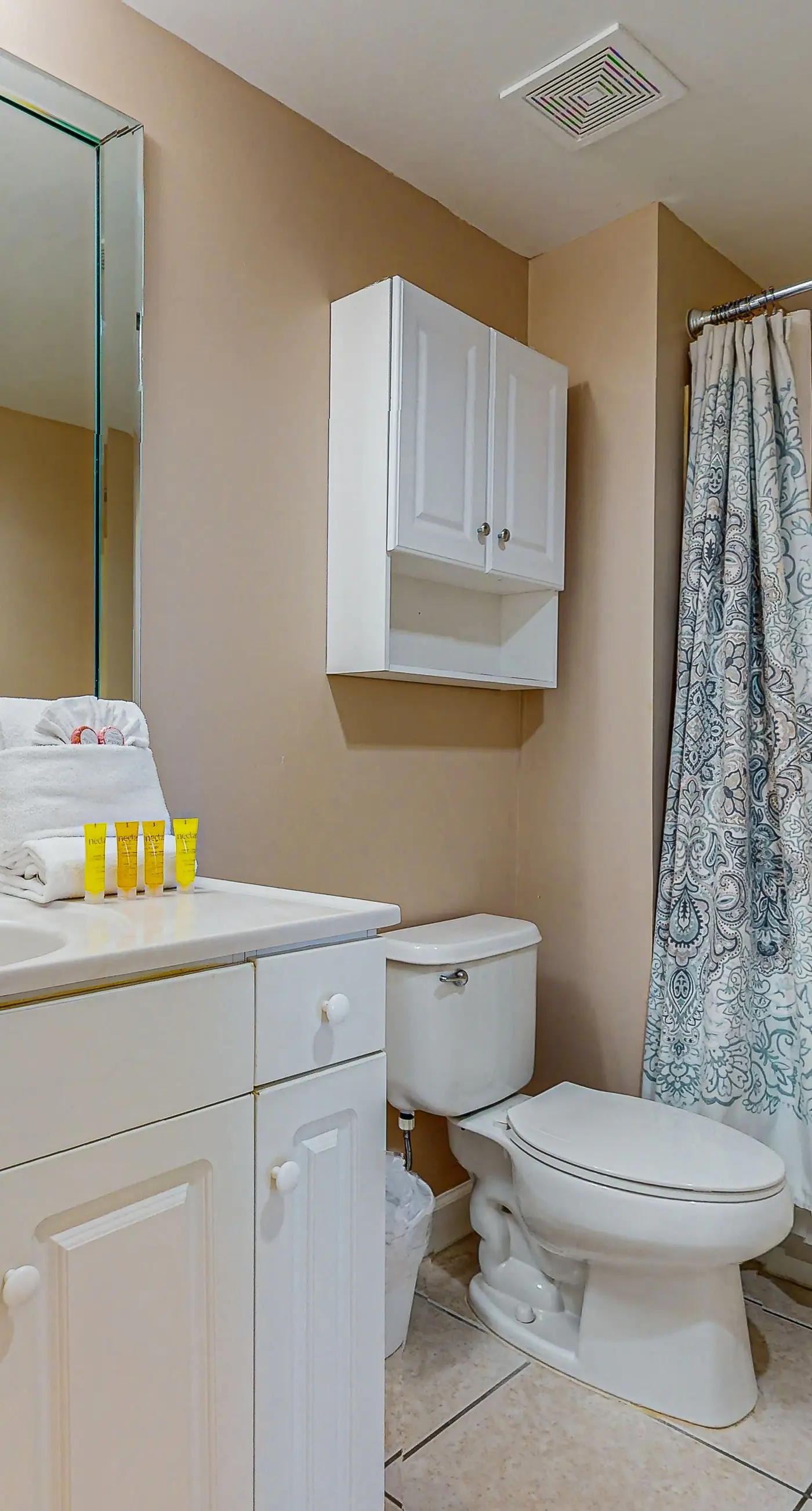 Inviting & sleek condo w/private balcony, shared pool, grill & fitness center