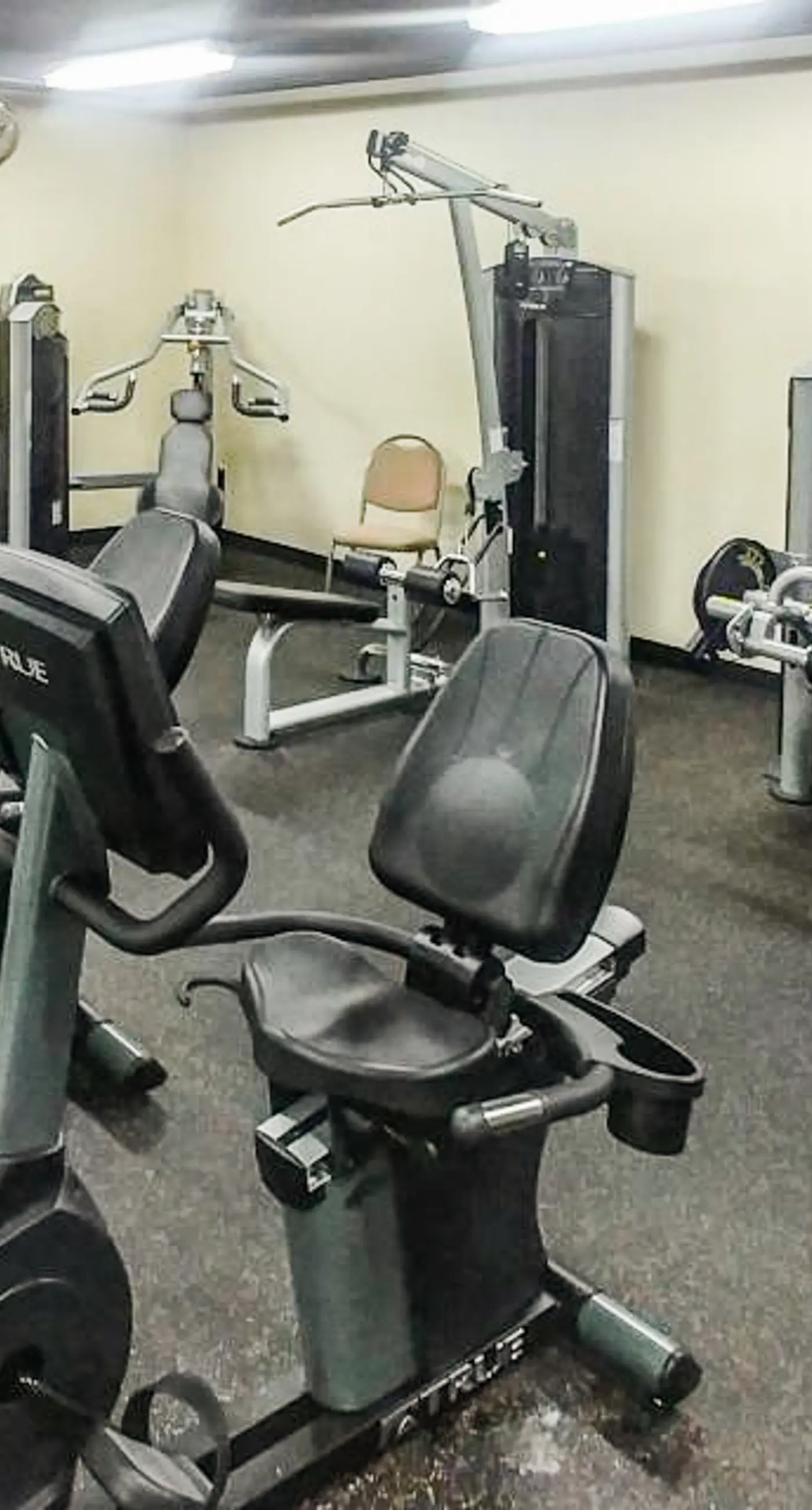 Inviting & sleek condo w/private balcony, shared pool, grill & fitness center