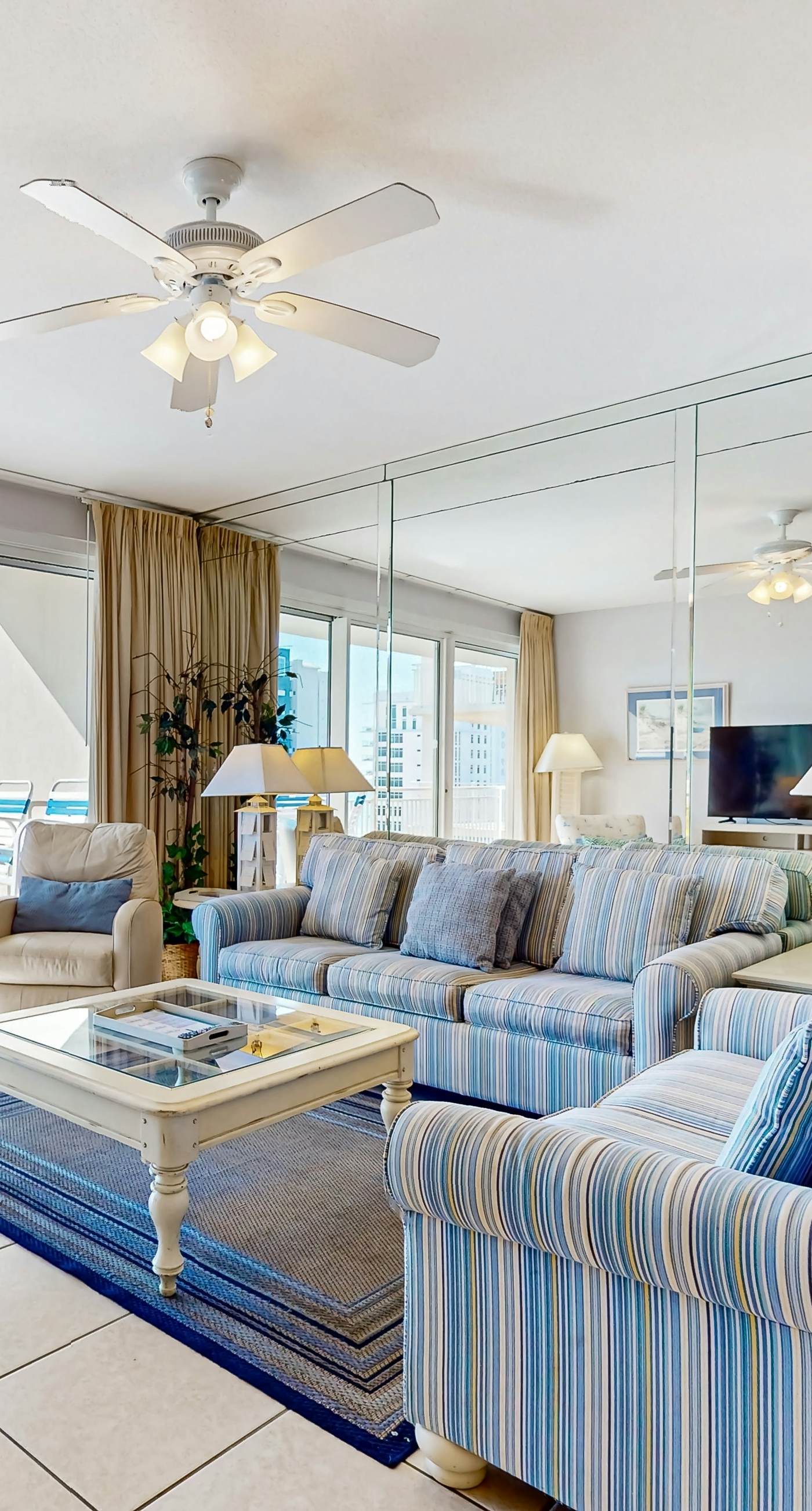 Sleek beach condo w water views & shared facilities for guest use