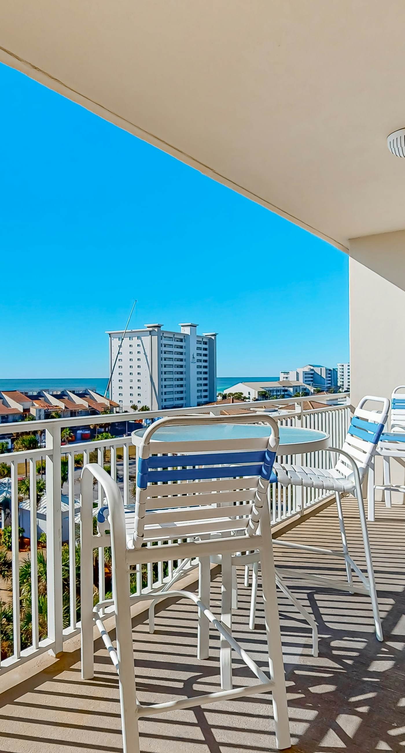 Sleek beach condo w water views & shared facilities for guest use