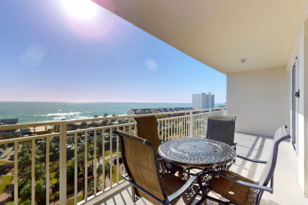 Beach condo w/ shared guest amenities - pool, fitness center & BBQ area